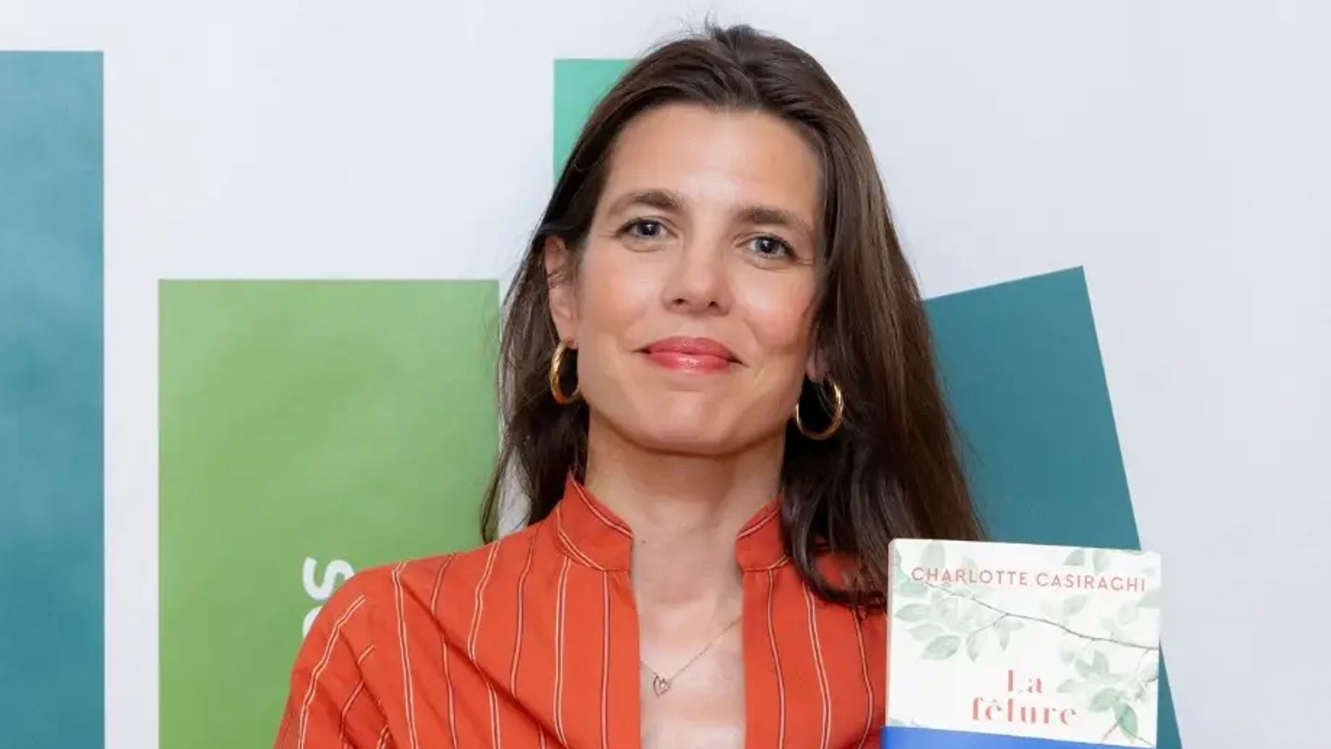 Carlota Casiraghi recibe orgullosa su primer premio literario en una isla muy ligada a su vida: "Córcega me trae suerte"