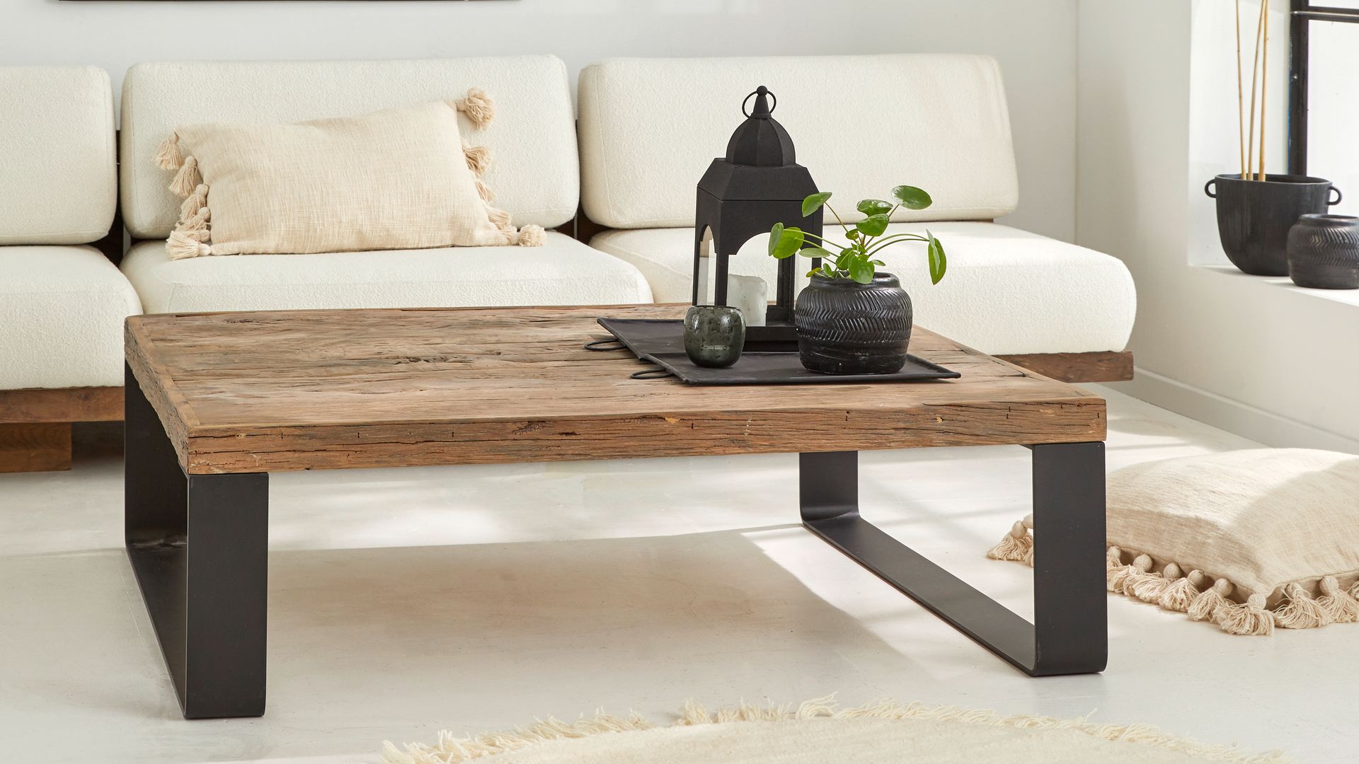Salón con mesa de centro de madera y hierro