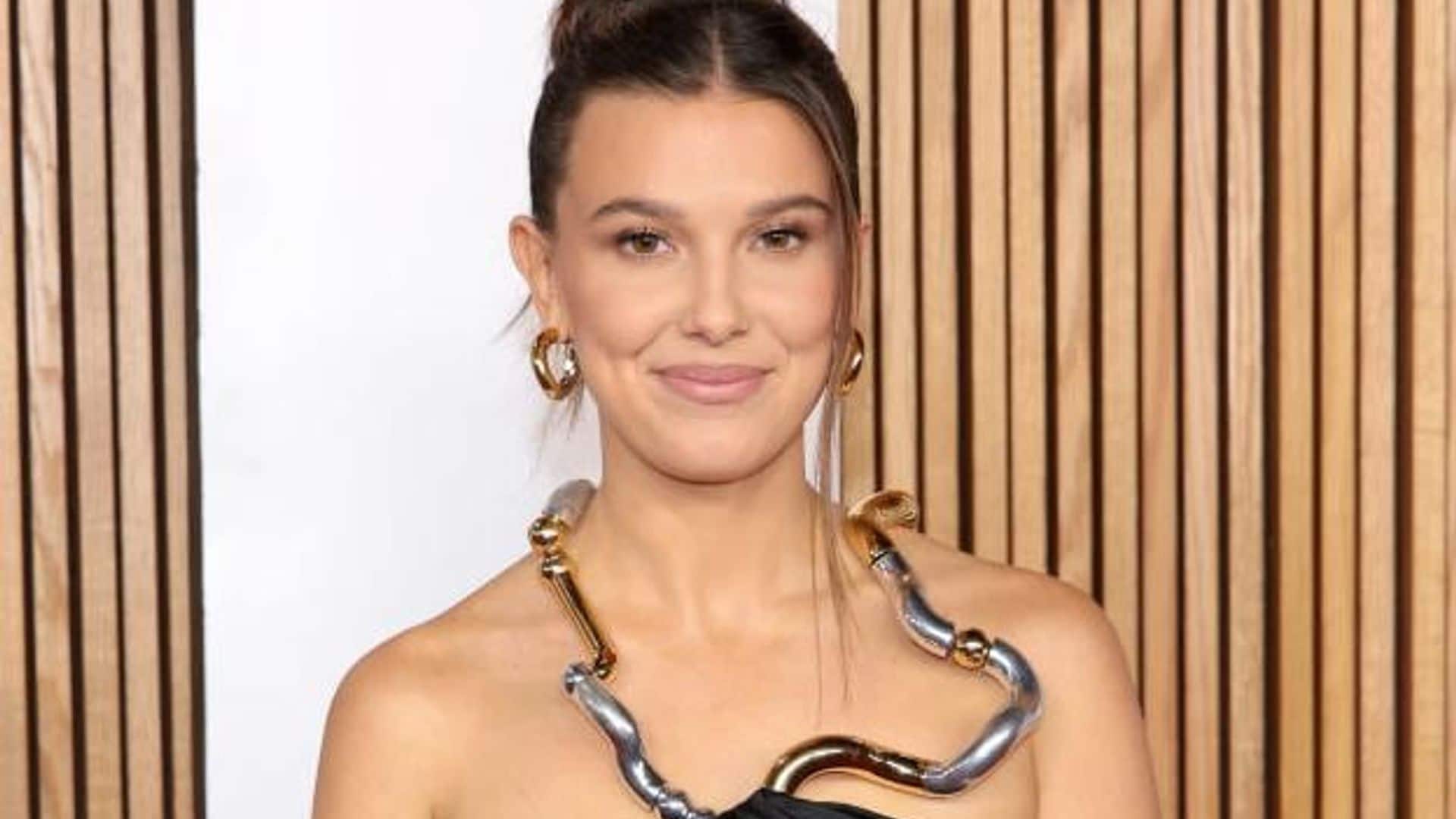 La técnica infalible de Millie Bobby Brown para un delineado ‘cat eye’ perfecto