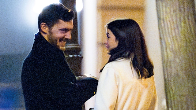 Ana de Armas con un abrigo blanco