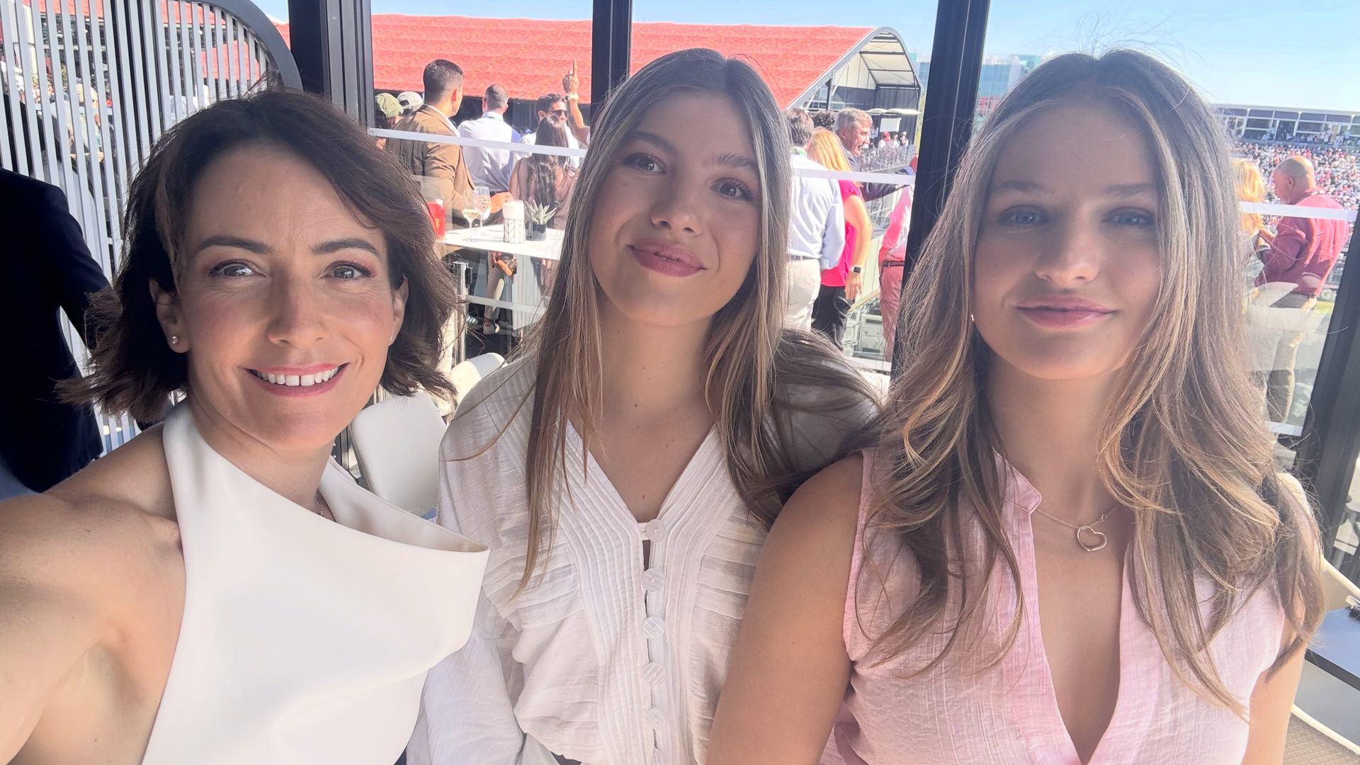 Alondra de la Parra con la infanta Sofía y la princesa Leonor.