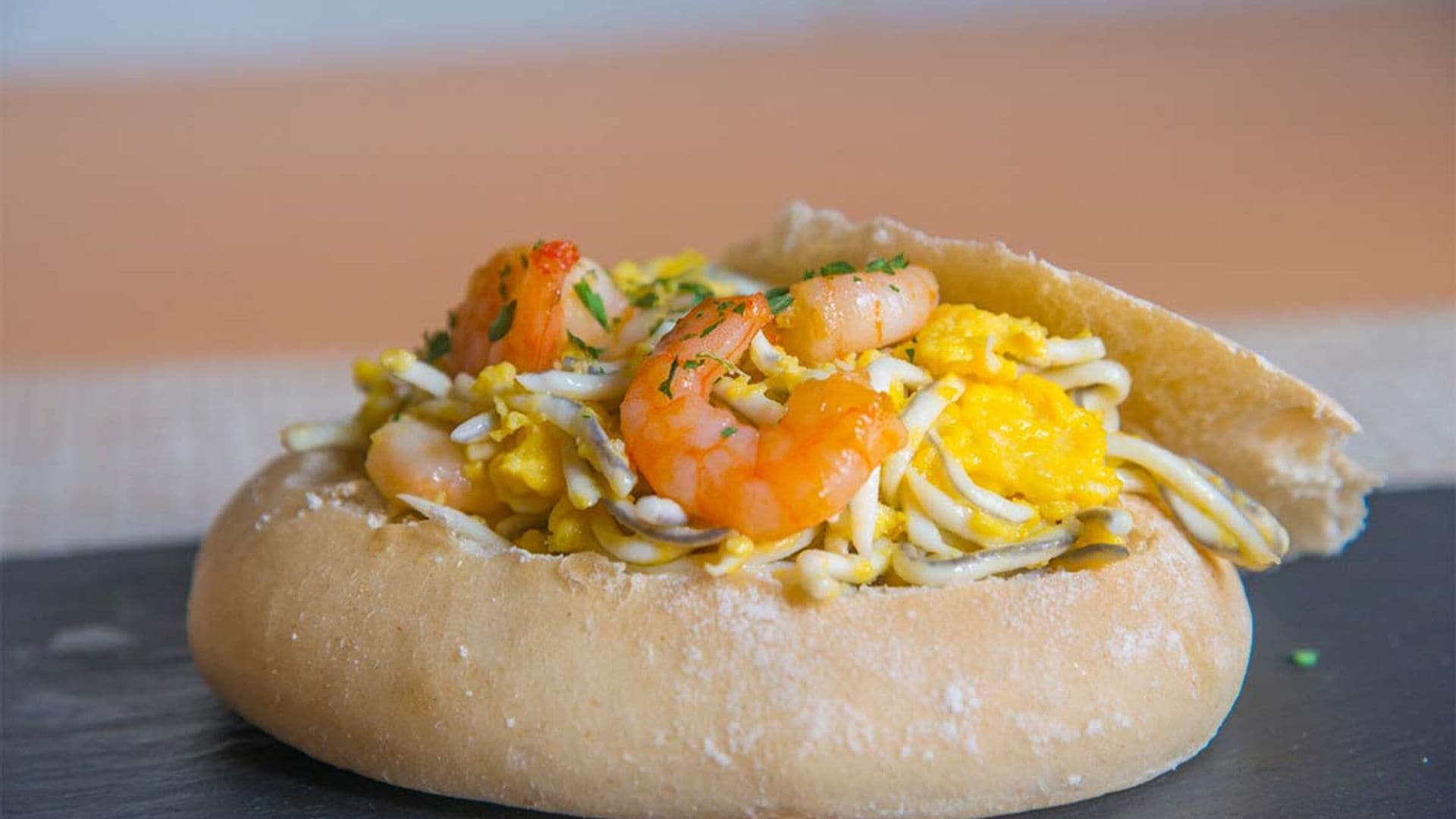 Mollete relleno de revuelto de gulas y gambas