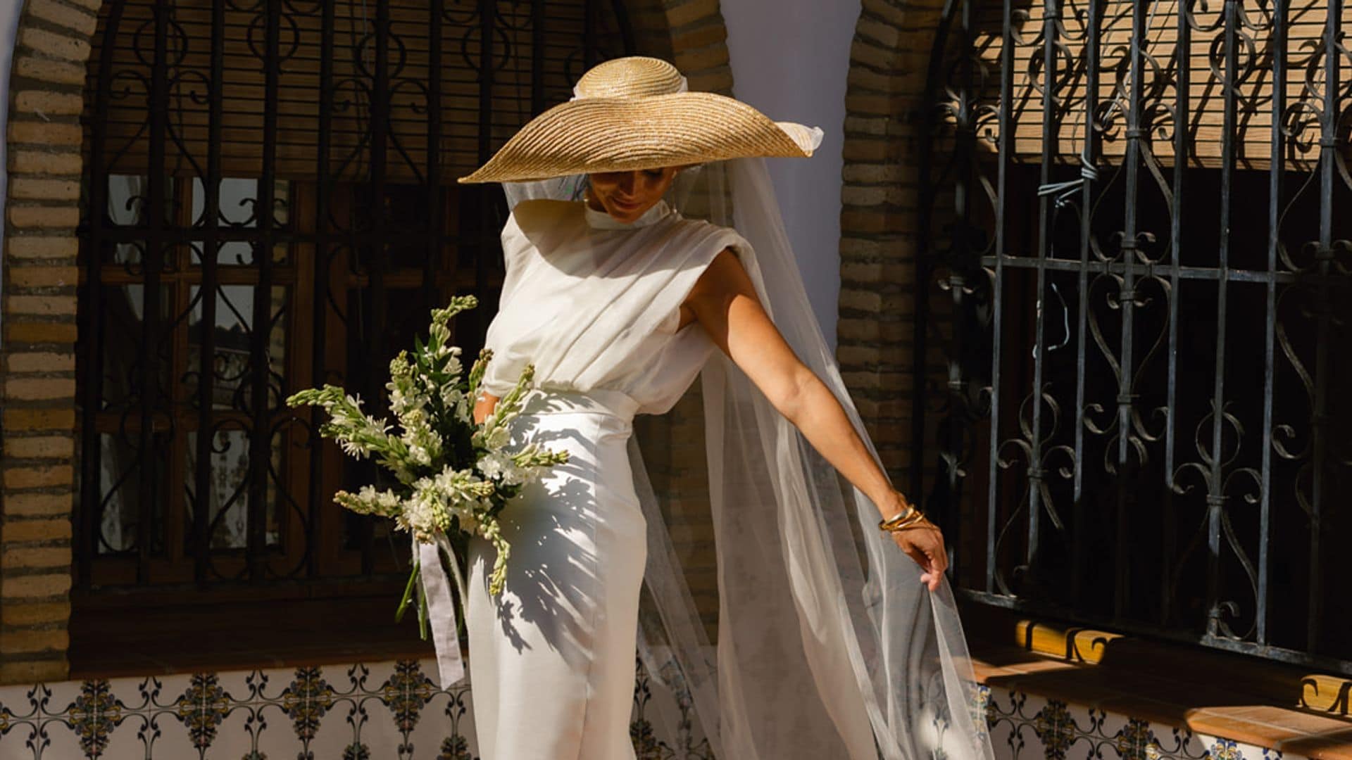 Una pamela XL con velo incorporado para Cristina, la novia del vestido con hombros marcados que celebró su boda en Murcia
