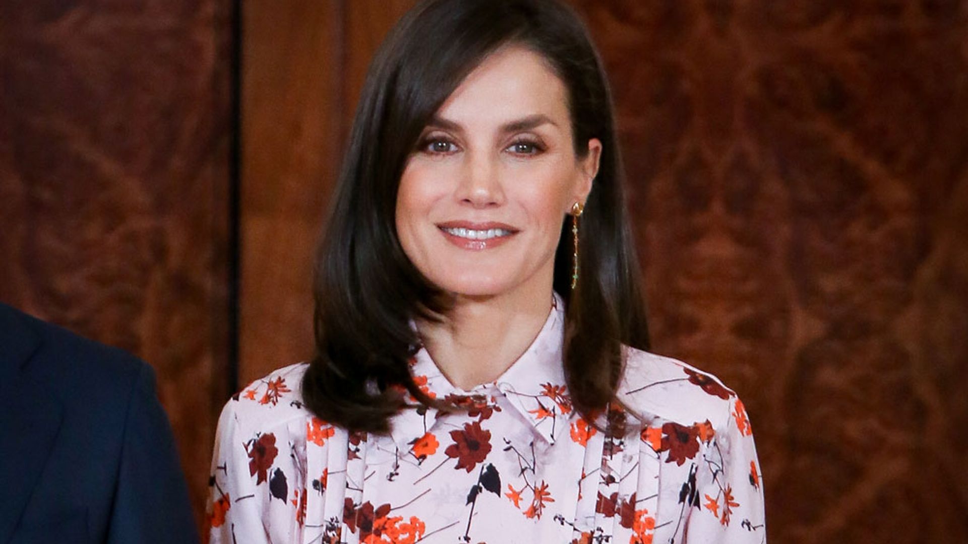 Los pantalones 'fit' de doña Letizia, el básico más cómodo para tus looks de entretiempo