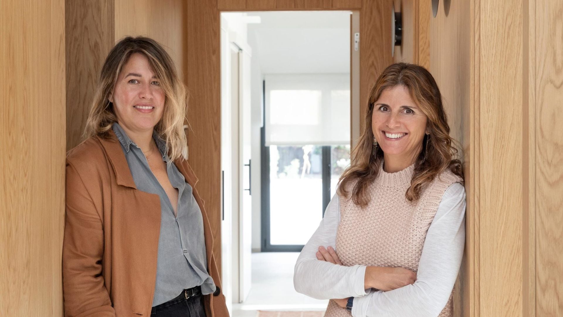 Helena Llorente y Cristina Batlles, interioristas: “Abusar de los estampados florales, que crean ambientes falsos, es un error habitual en la decoración veraniega”