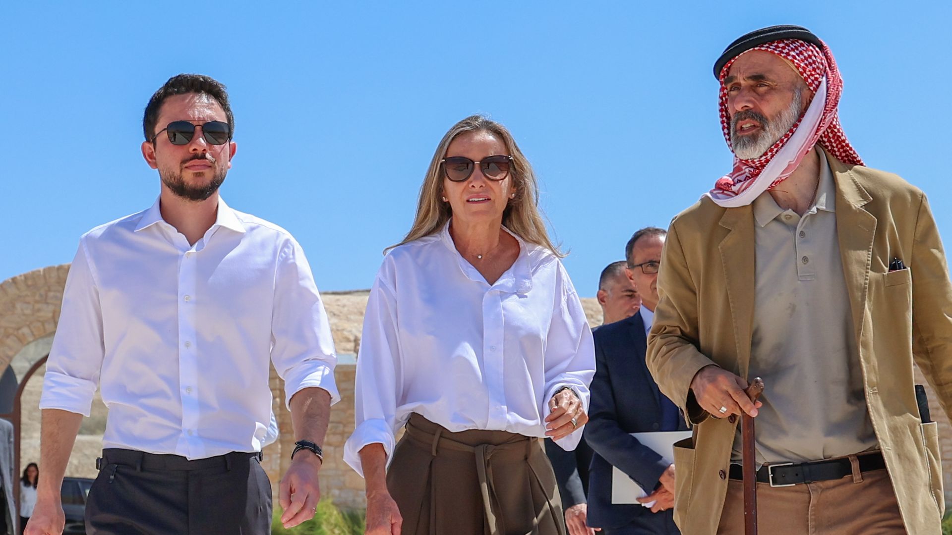 Miriam de Ungría y el príncipe Ghazi bin Muhammad guían al príncipe heredero Hussein por el yacimiento de Betania al otro lado del Jordán, enclave emblemático del bautismo de Jesucristo