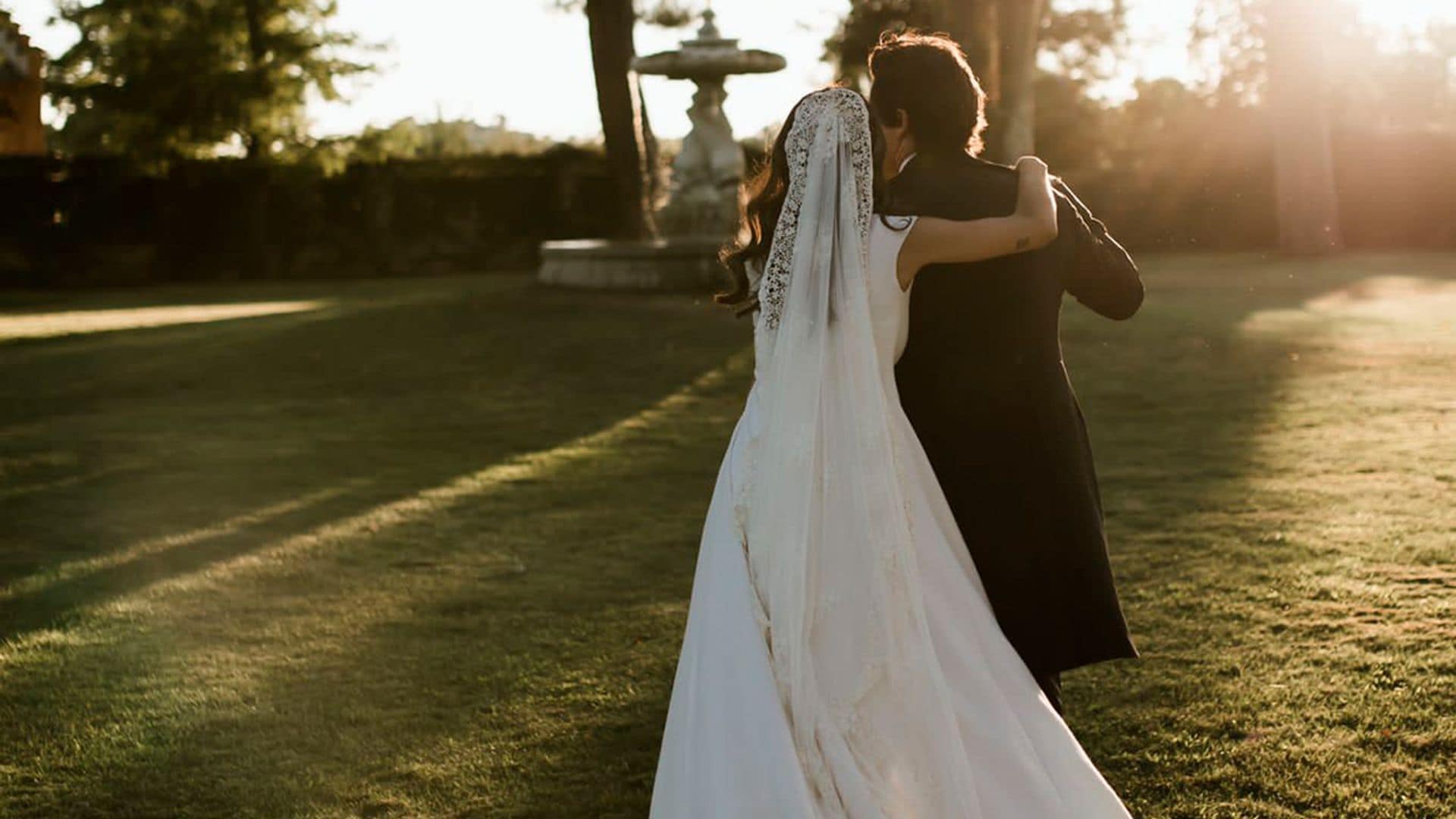 Ana, la novia (artista) del vestido sencillo y el velo amantillado que se casó en Madrid