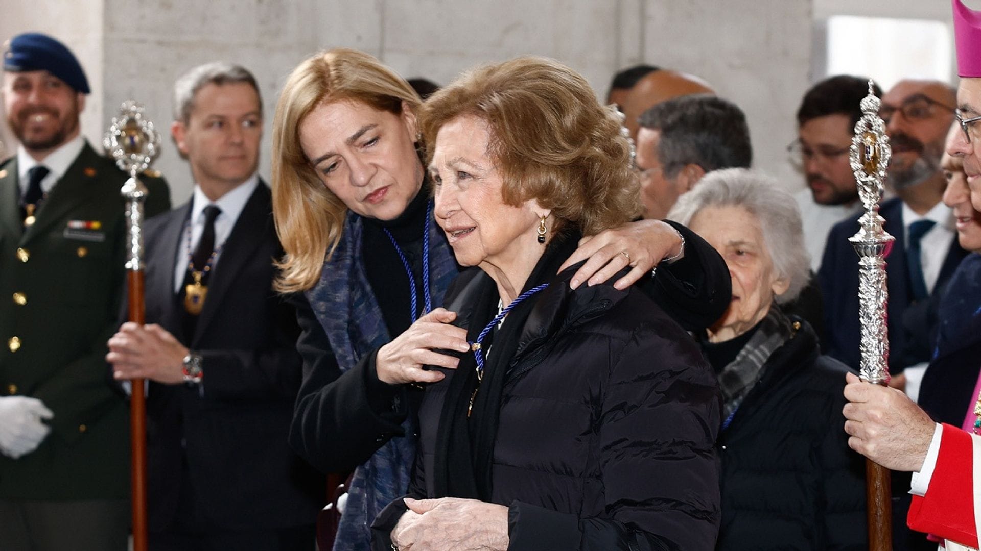 La reina Sofía recibe la medalla del Cristo de los Alabarderos de manos de la infanta Cristina en un acto cargado de emoción