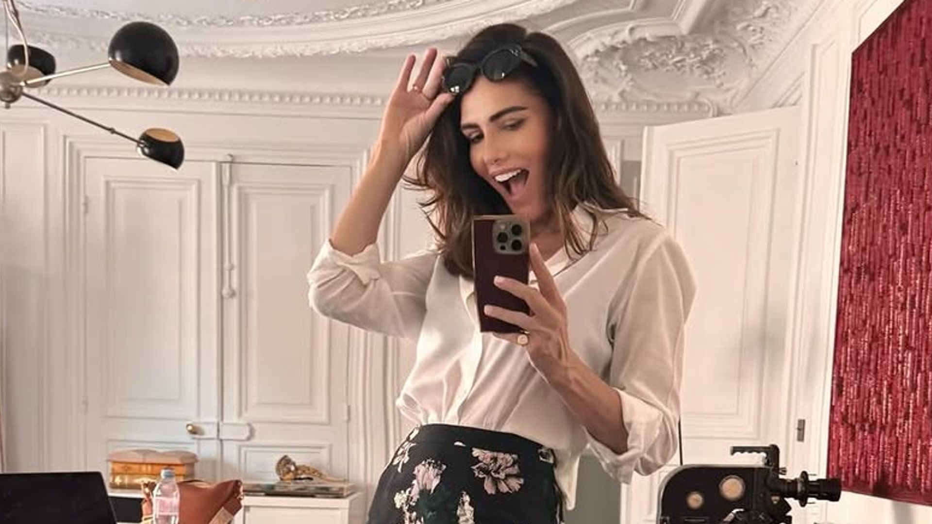 Adriana abascal con fala midi, camisa blanca y sandalias de tiras