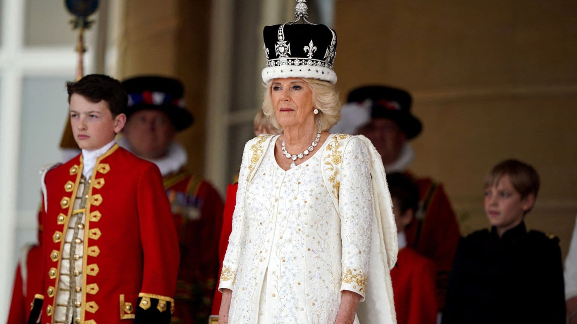 La reina Camilla, impecable con un vestido de Alta Costura del diseñador favorito de Diana de Gales