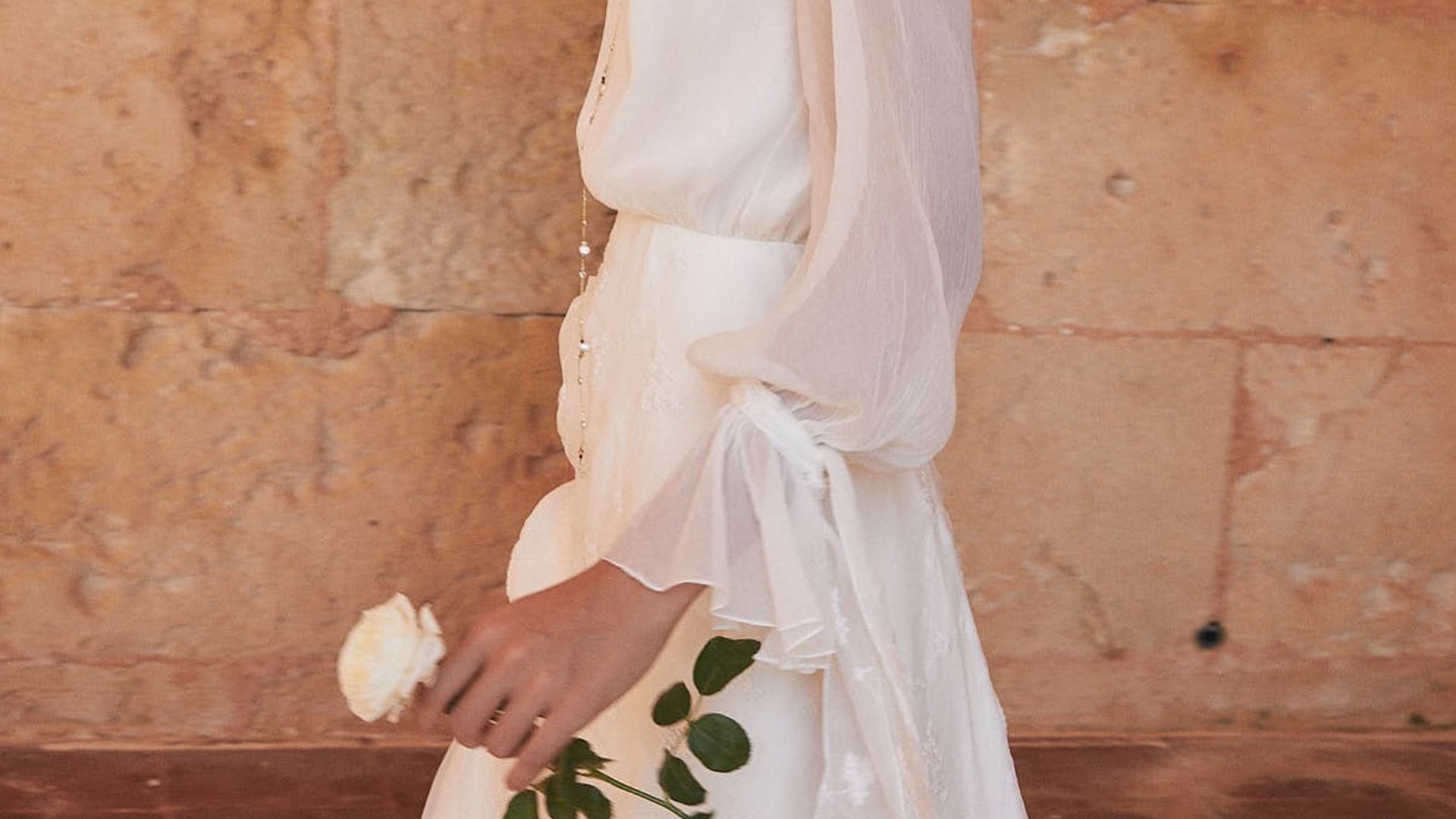 Cuando las mangas aportan personalidad (y magia) al vestido de novia