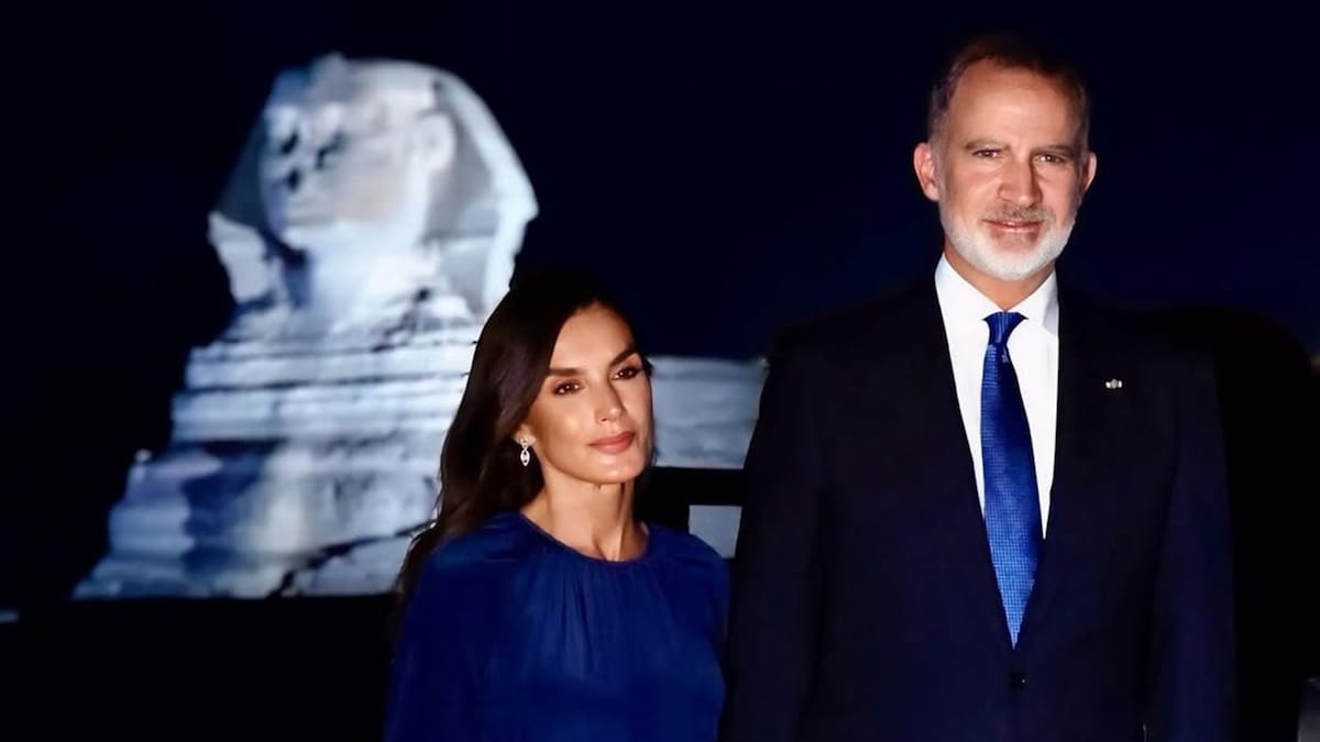 La reina Letizia sorprende en Egipto con un tercer vestido de estreno en 24 horas: azul y de cintura marcada