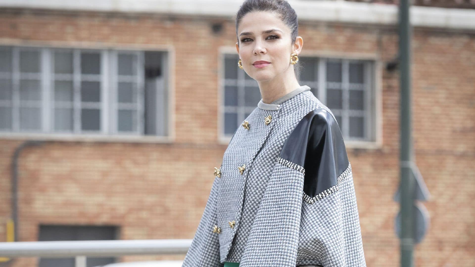 Chaqueta 'galáctica' y minifalda: Juana Acosta causa sensación en Málaga