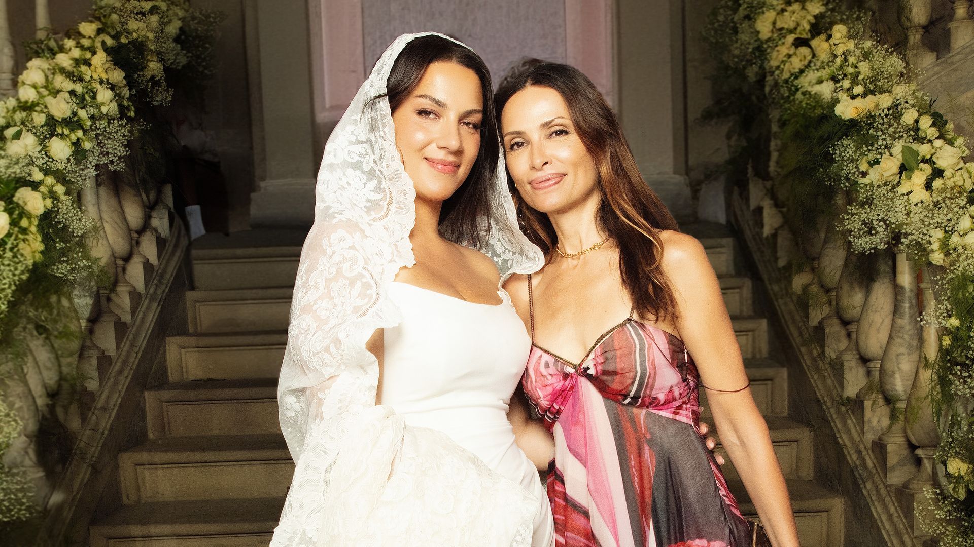 La novia, Giulia Sagliocco, junto a la actriz Almudena Fernández