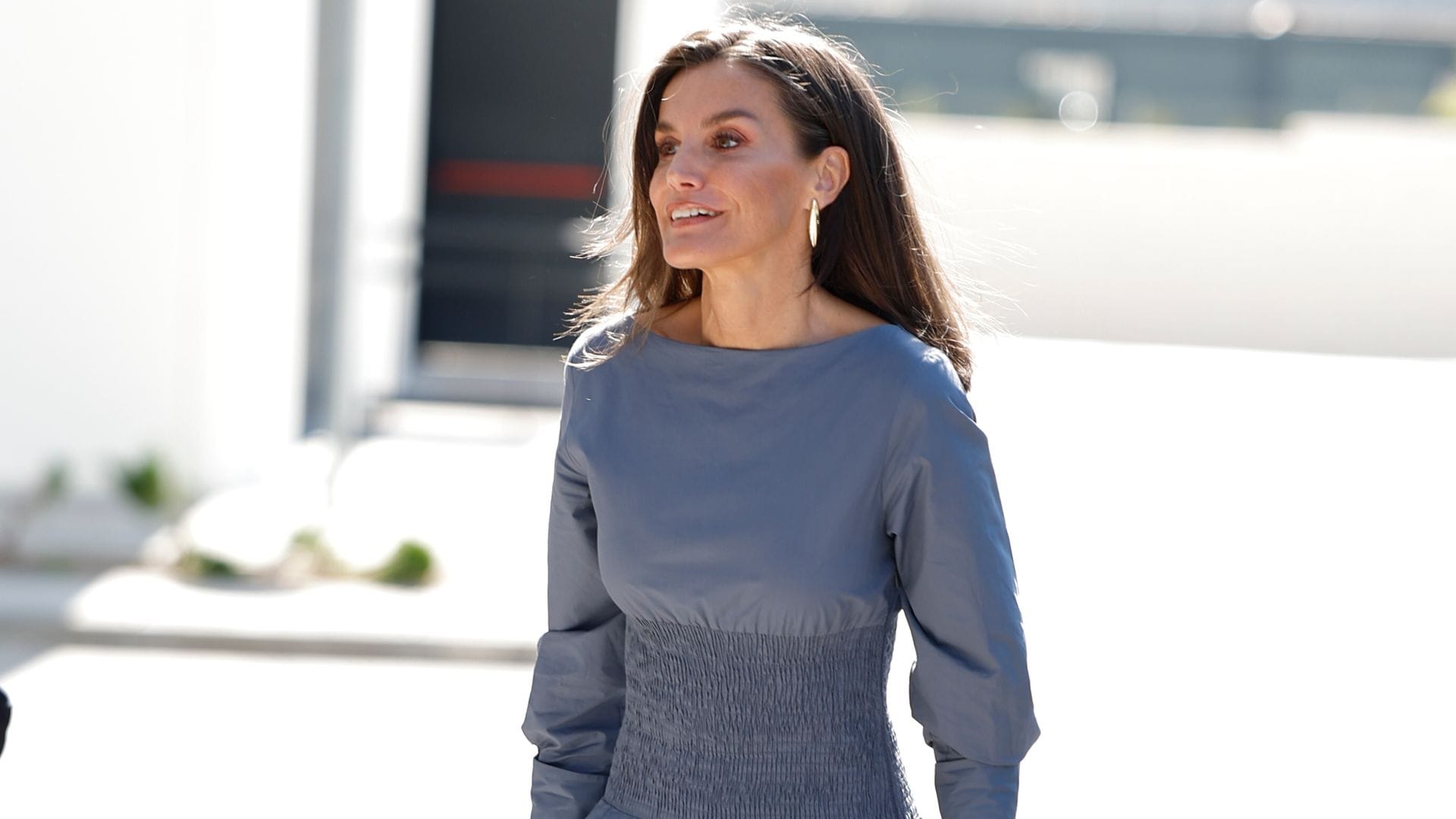 La reina Letizia estrena un vestido 'cintura de avispa' rebajado y sandalias planas cubiertas con cristales