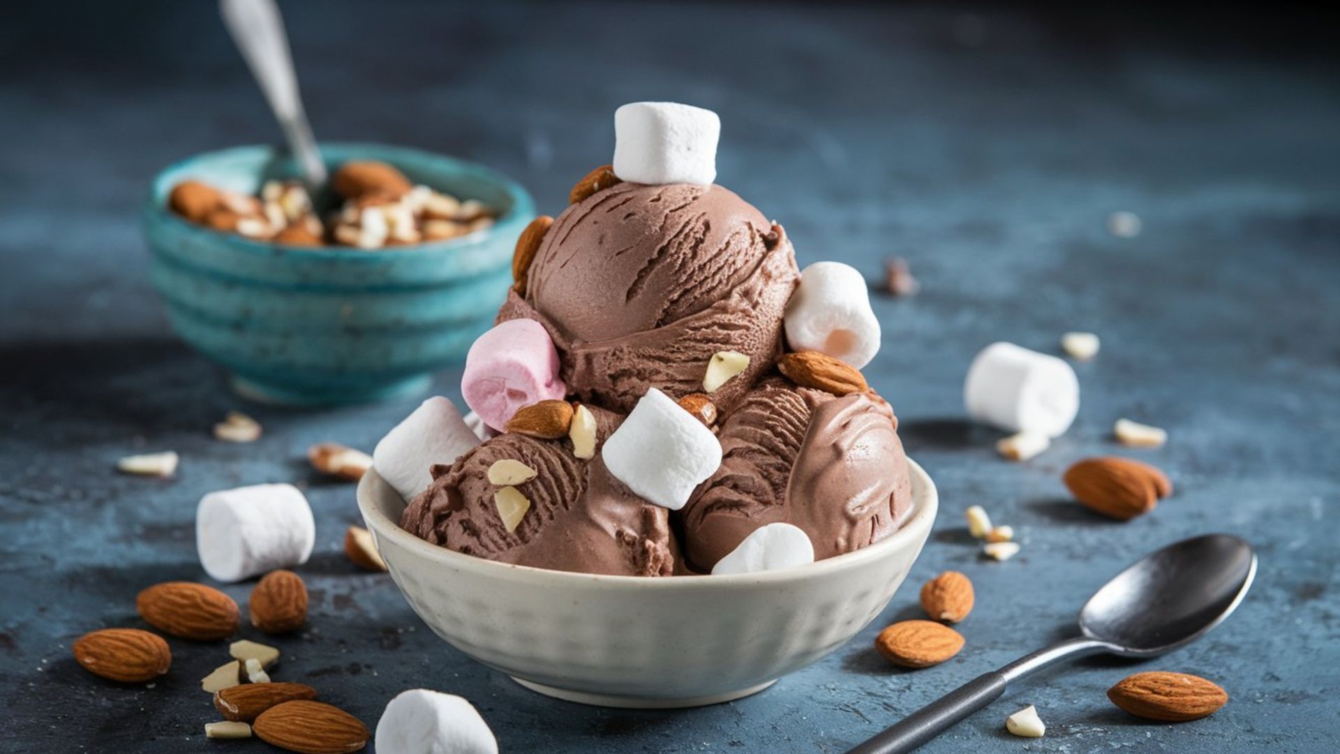 Helado de chocolate con nubes y almendras