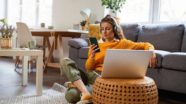 Una mujer usando dispositivos en su casa