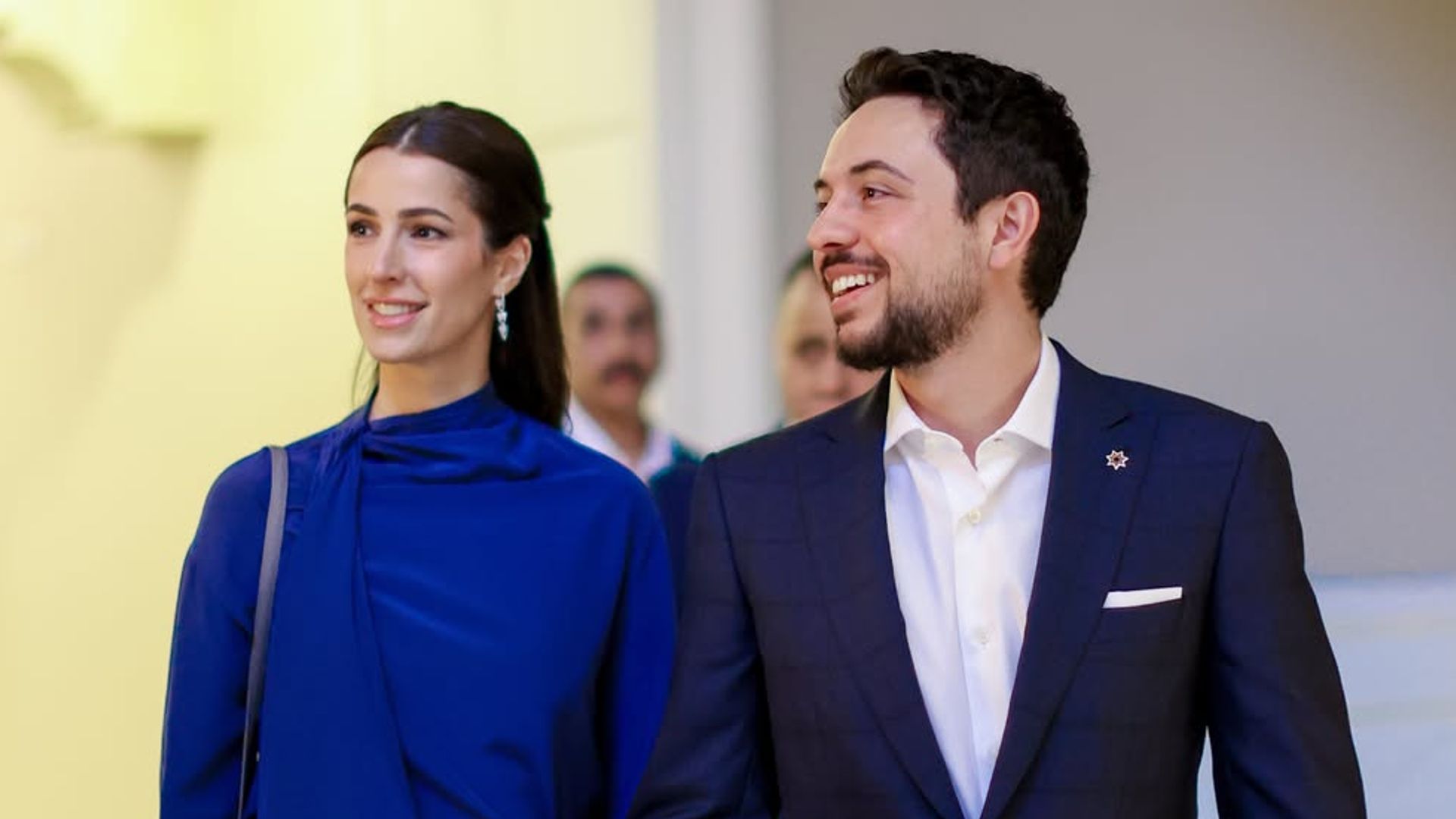 La blusa azul eléctrico de Rajwa de Jordania y el bolso de lujo que ya llevó la princesa Salma hace ocho años