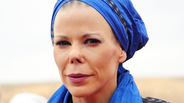 Plano medio de Kalina de Bulgaria en una visita al Sahara