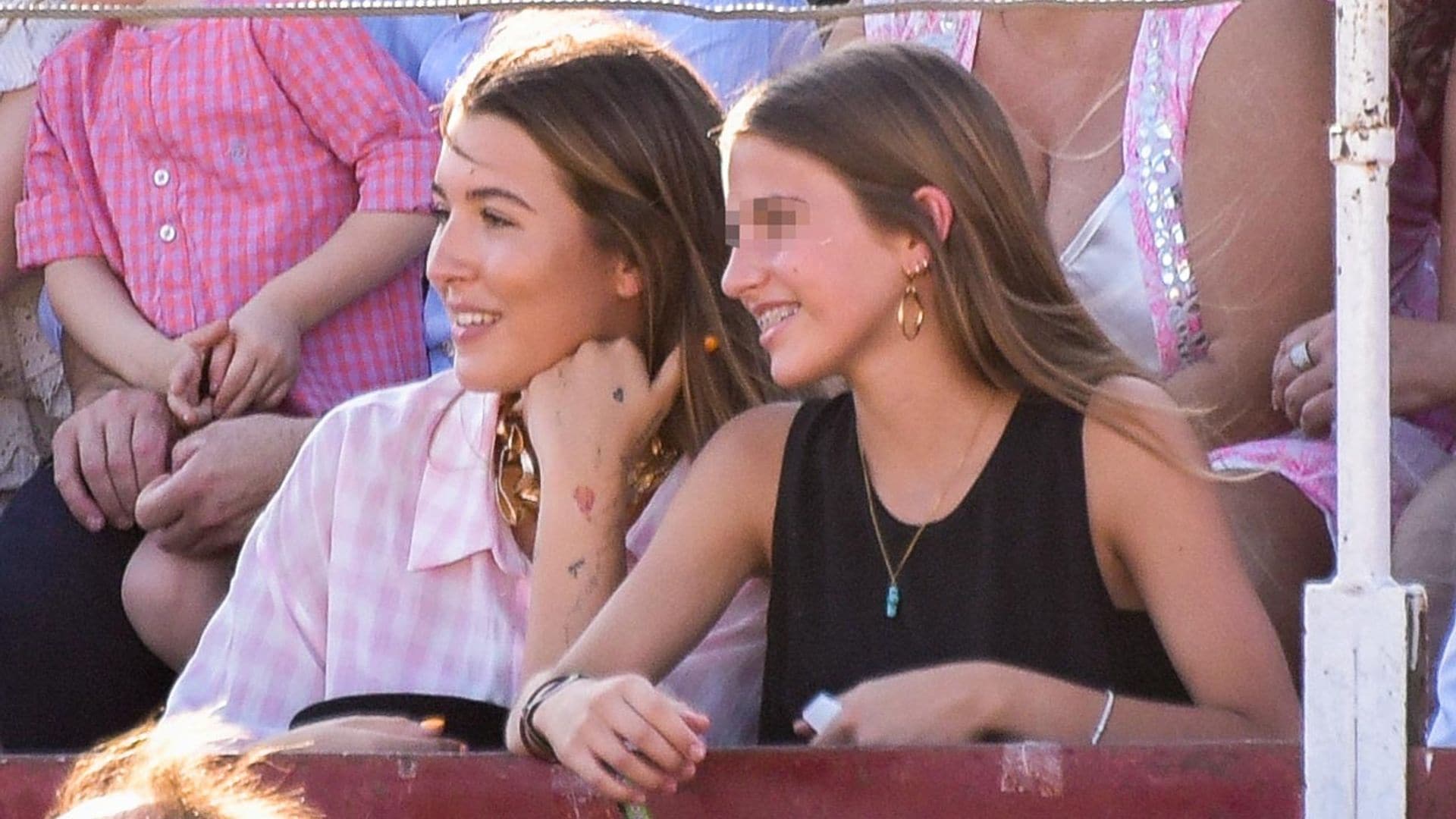 Las hijas de Manuel Díaz 'El Cordobés' se emocionan al ver triunfar a su padre en los ruedos