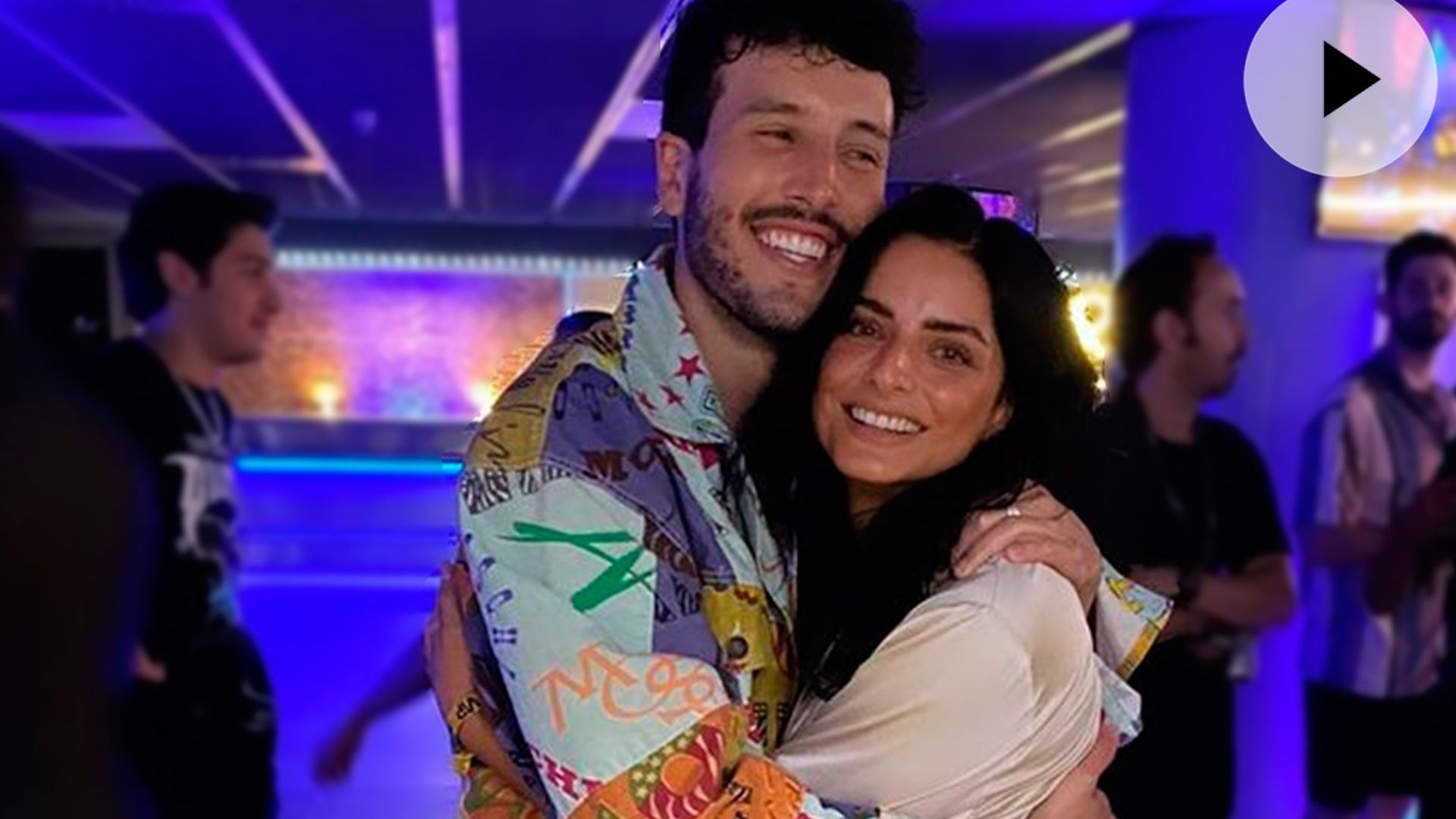 Aislinn Derbez saca su lado fan en el concierto de Sebastián Yatra