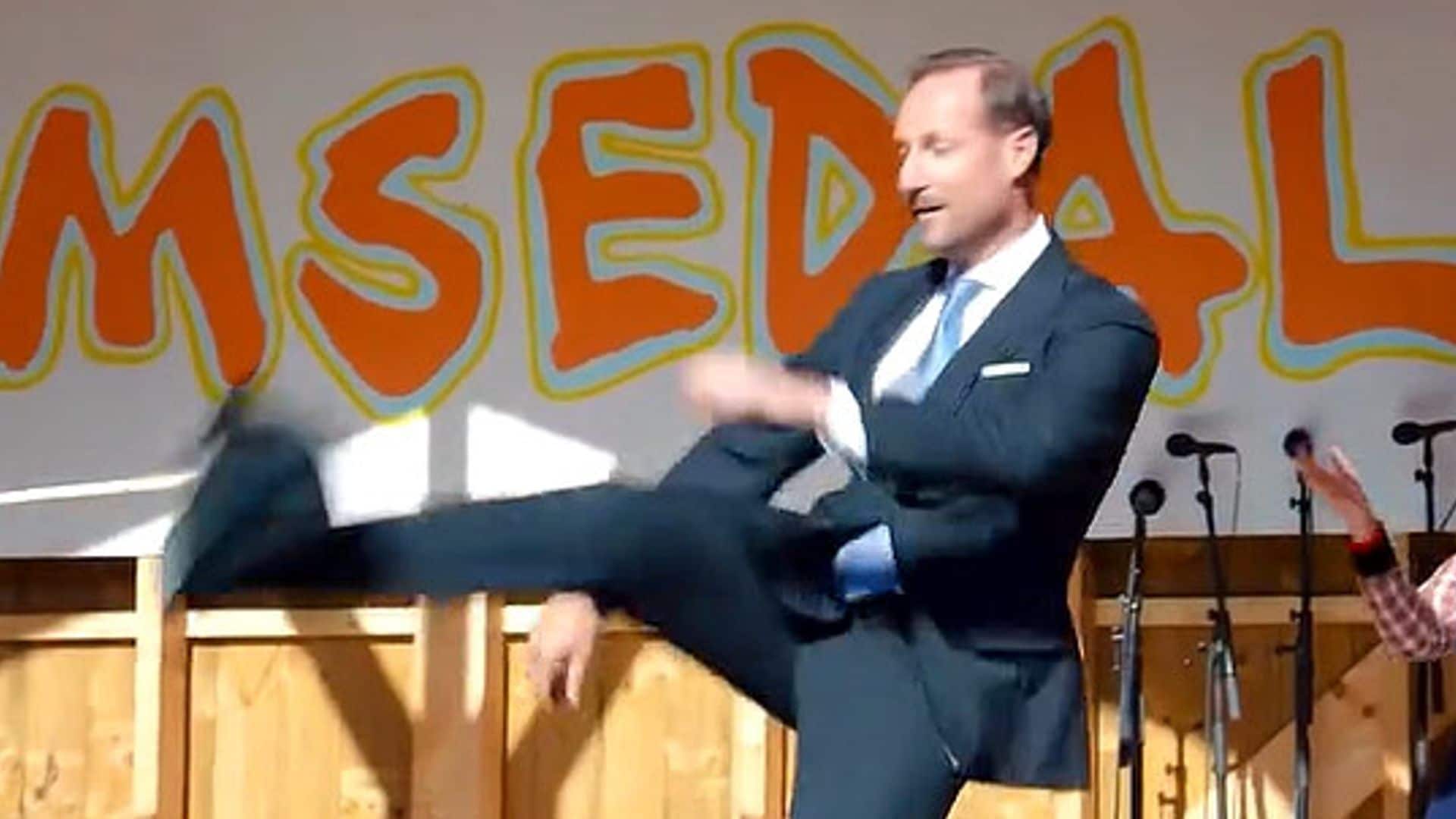 Haakon de Noruega bailando