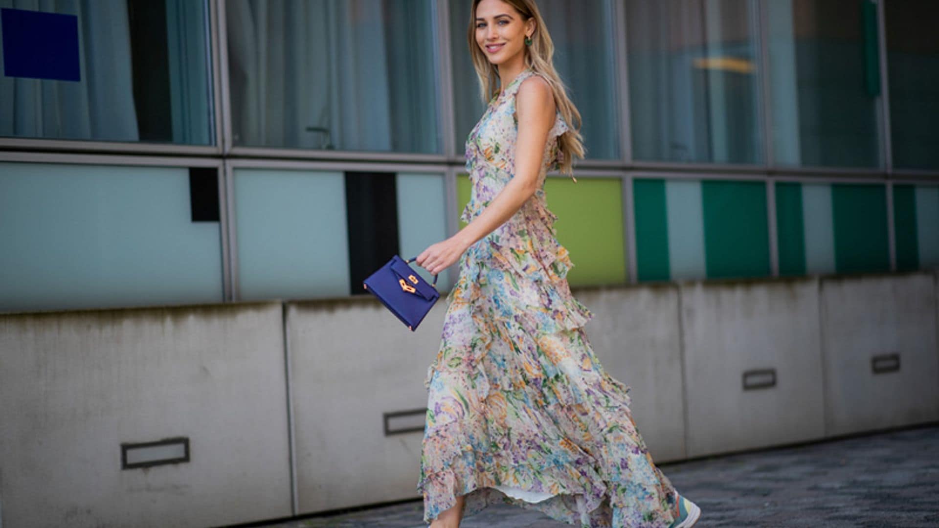 Los vestidos estampados que te inspirarán si tienes poco pecho