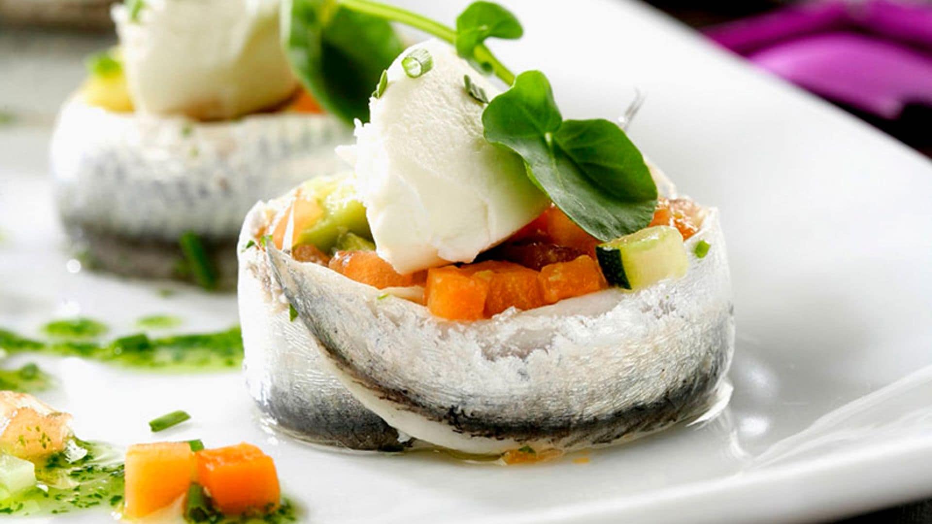 Ensalada de boquerones con queso fresco y verduras
