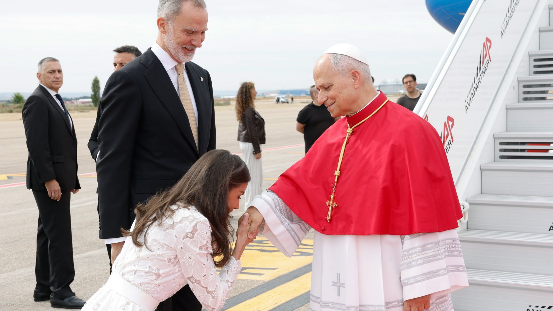 Los Reyes hacen la reverencia al Papa en su llegada al aeropuerto