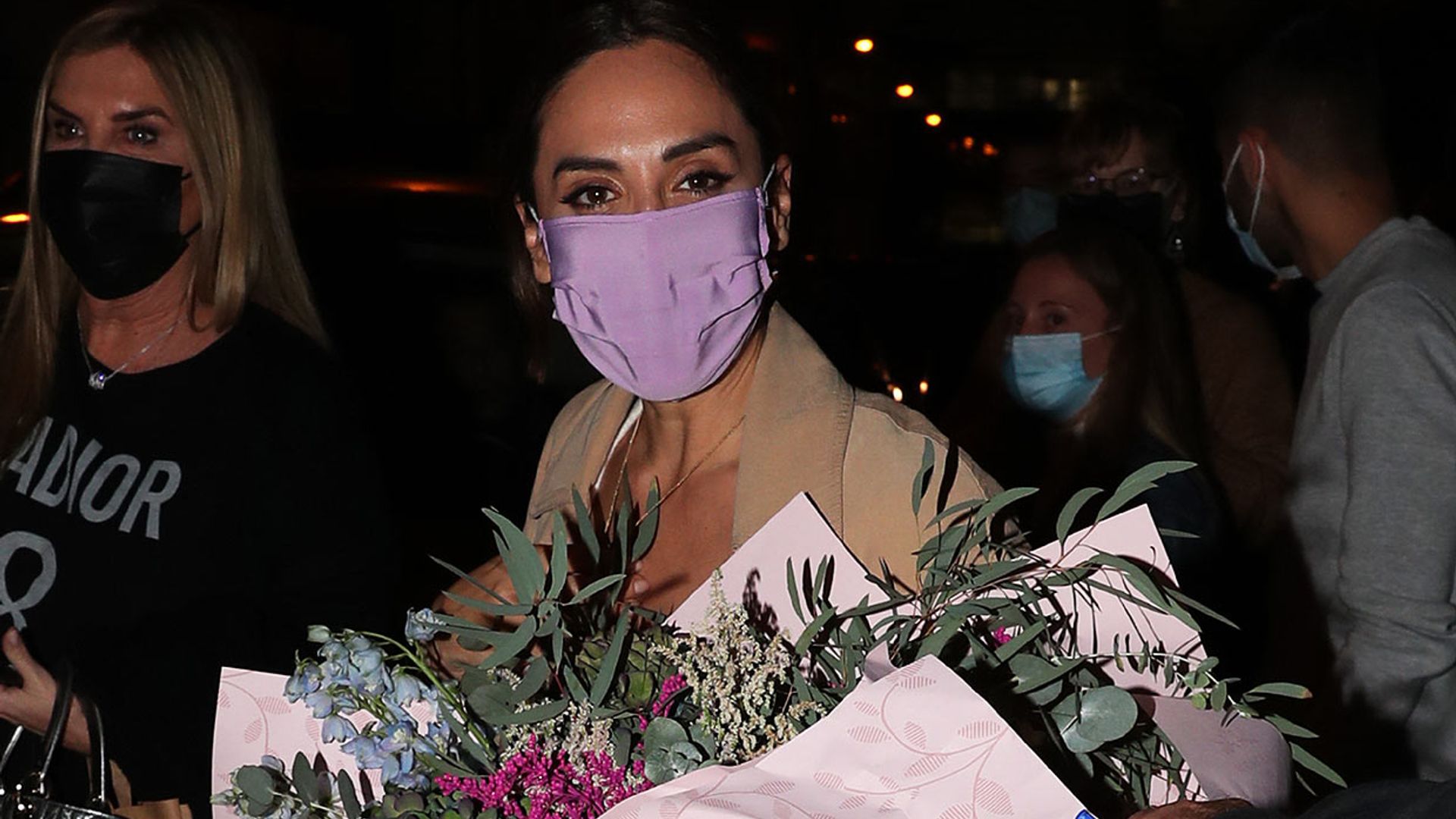 Tamara Falcó celebra su cumpleaños sin parar de trabajar (y no le faltan las flores y la tarta)