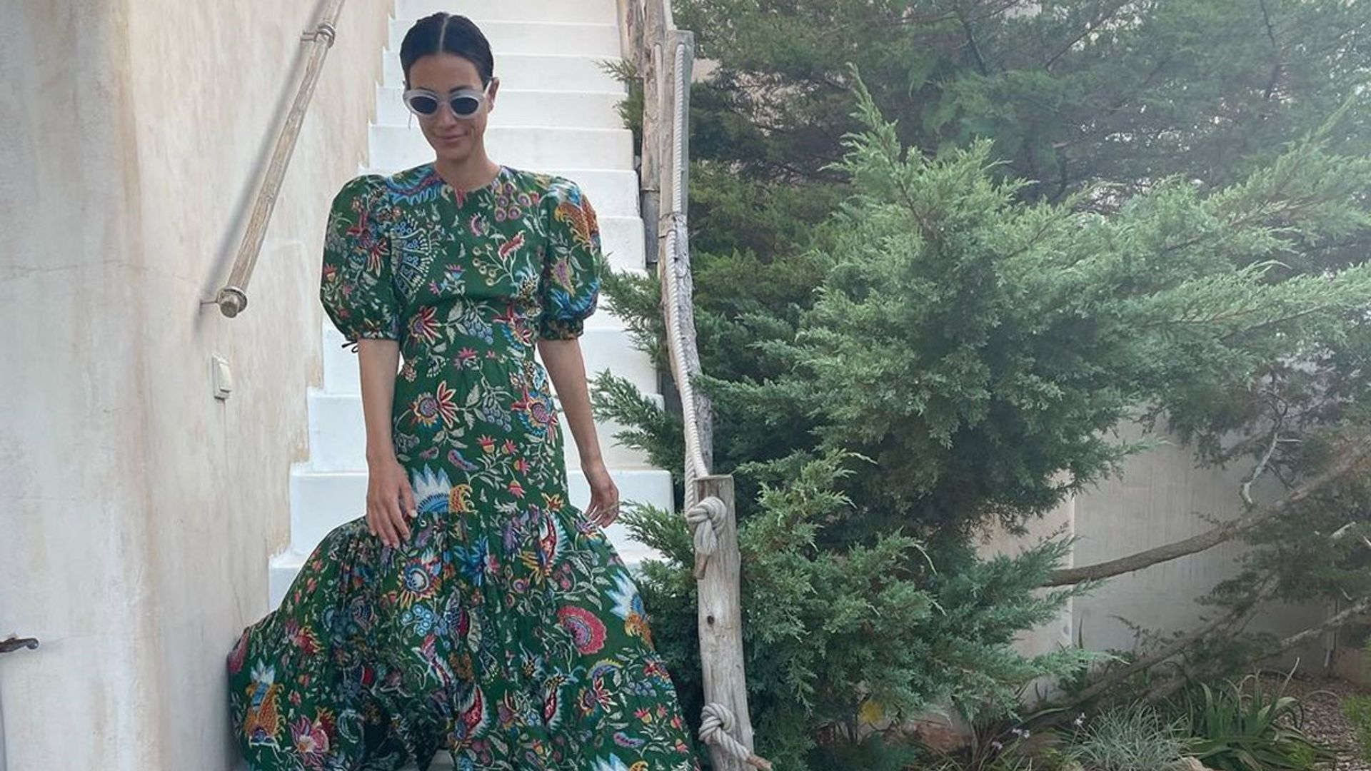 Los looks de viaje de Sassa de Osma: un vestido estampado de invitada y el bañador más elegante