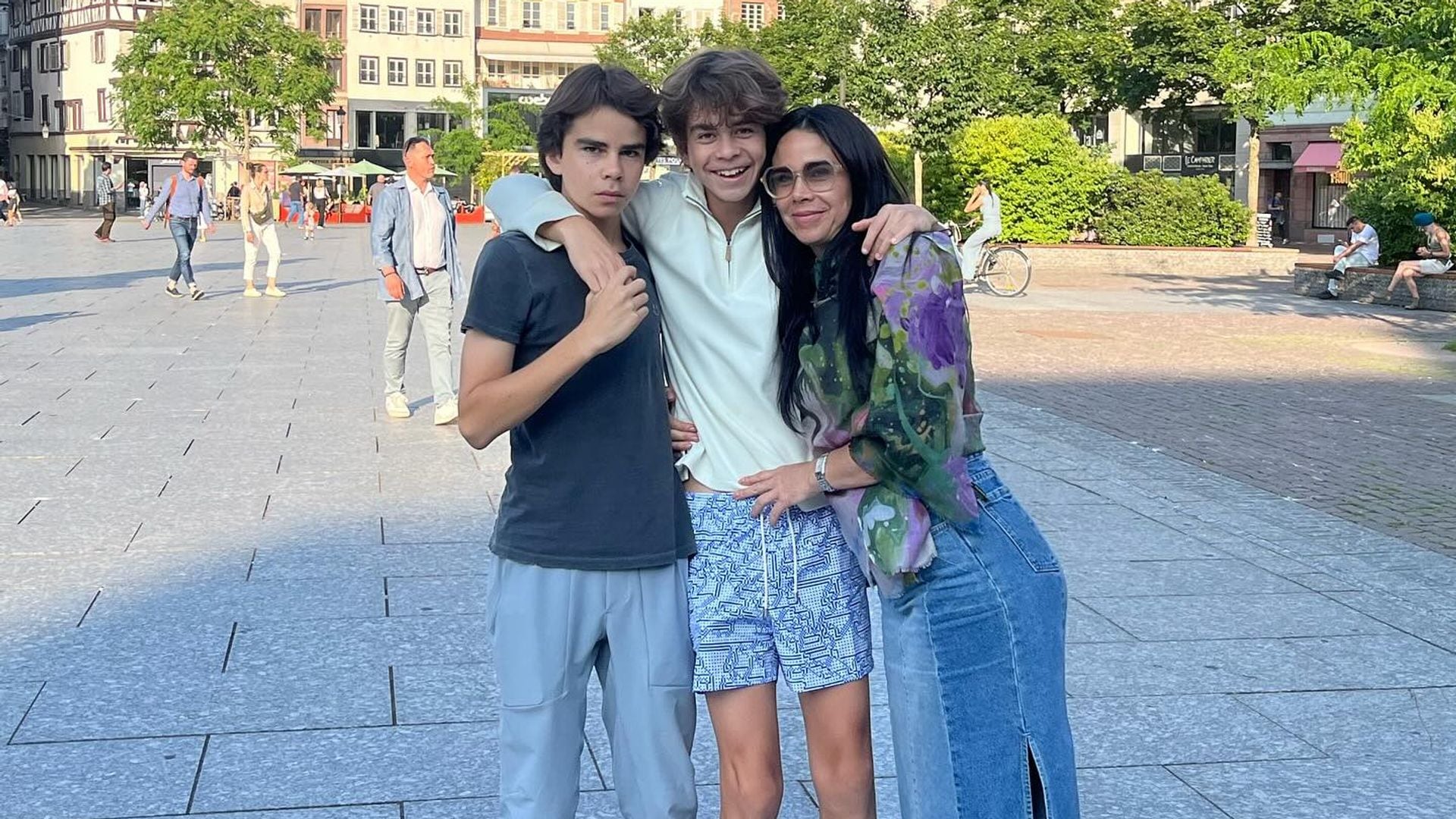 Paola Rojas y sus hijos