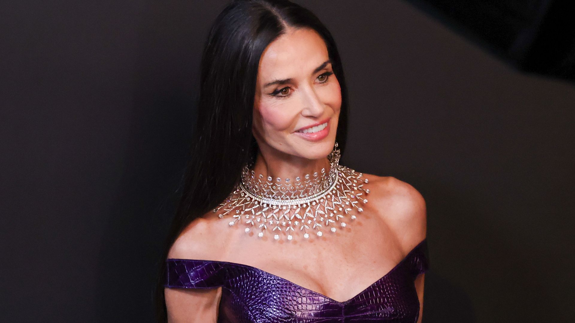 Demi Moore en el Festival de Cannes 2026 con vestido de piel y gargantilla de piedras preciosas