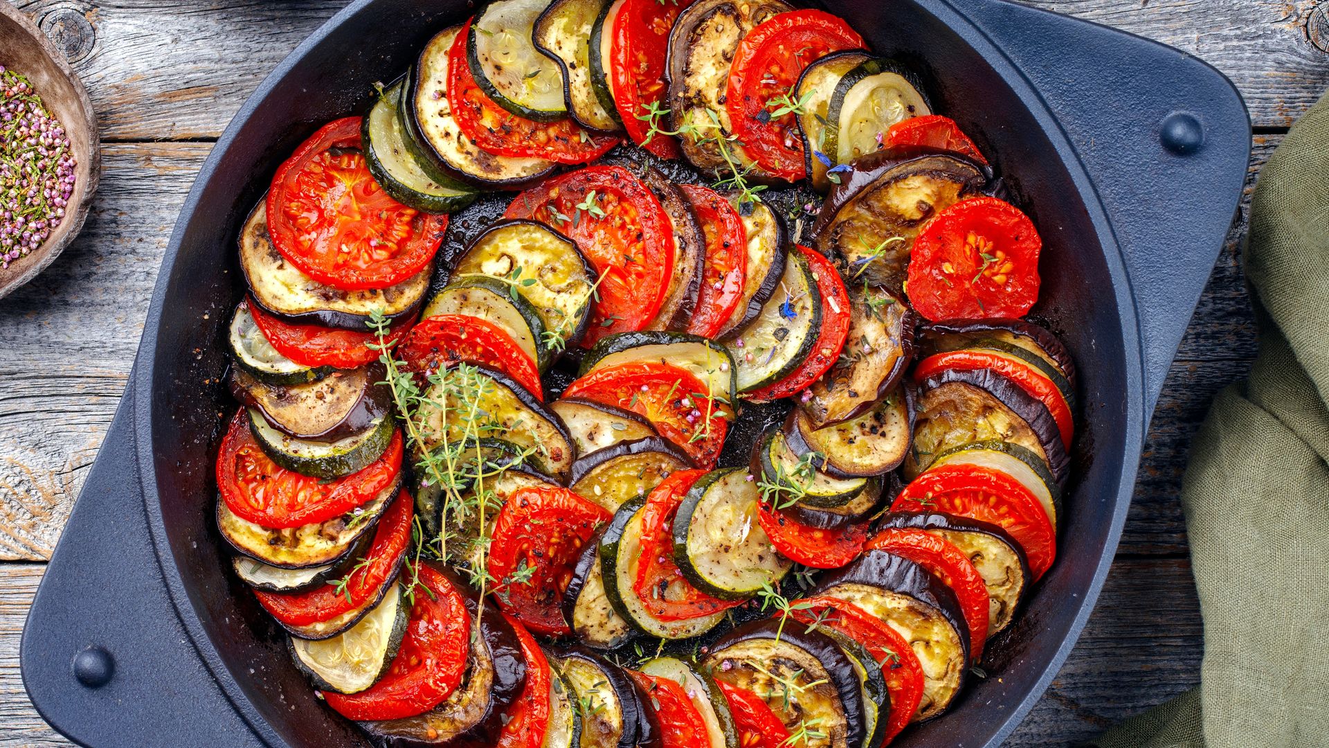 Vegano, fácil y muy saludable: cómo hacer en casa un 'ratatouille' y que te quede de película