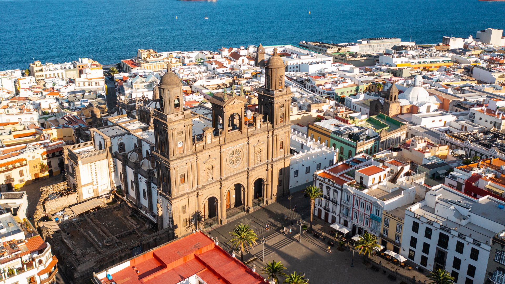Una panorámica de la ciudad de Las Palmas de Gran Canarias con la Catedral de Santa Ana como protagonista.