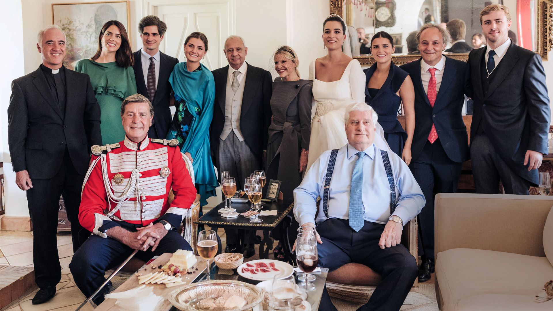 Foto de familia de los Alba: sentados, Cayetano y Carlos Fitz-James Stuart, duque de Alba; de pie, de izquierda a derecha, el padre Ignacio Jiménez Sánchez-Dalp; Sofía y Fernando, duques de Huéscar; Amina; Fernando, marqués de San Vicente del Barco; Eugenia, duquesa de Montoro; Bárbara; Tana Rivera; Narcís Rebollo (marido de Eugenia), y Luis Martínez de Irujo