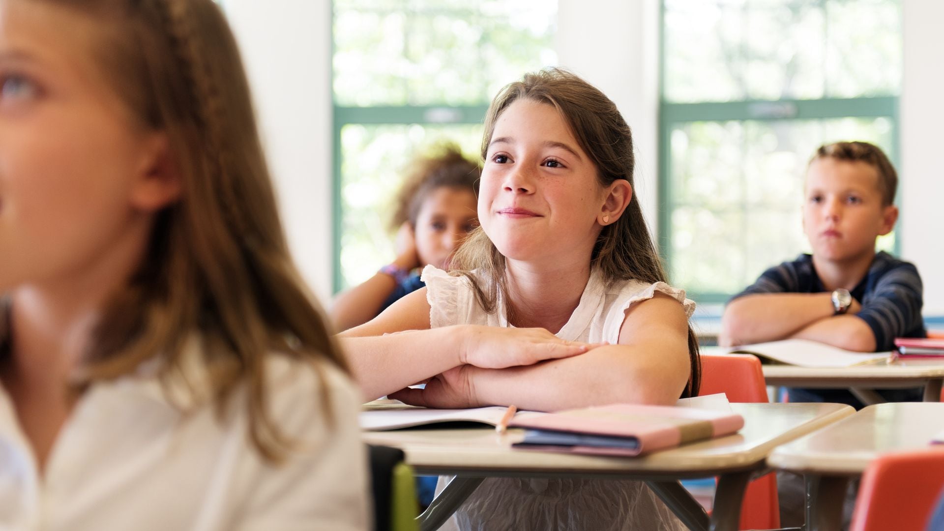 Niña atenta en clase