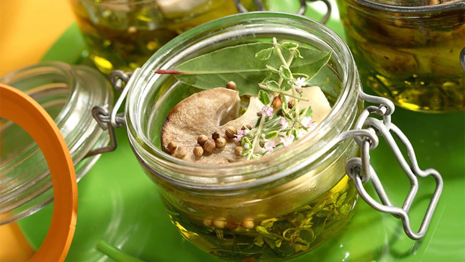 Setas en aceite con hierbas aromáticas