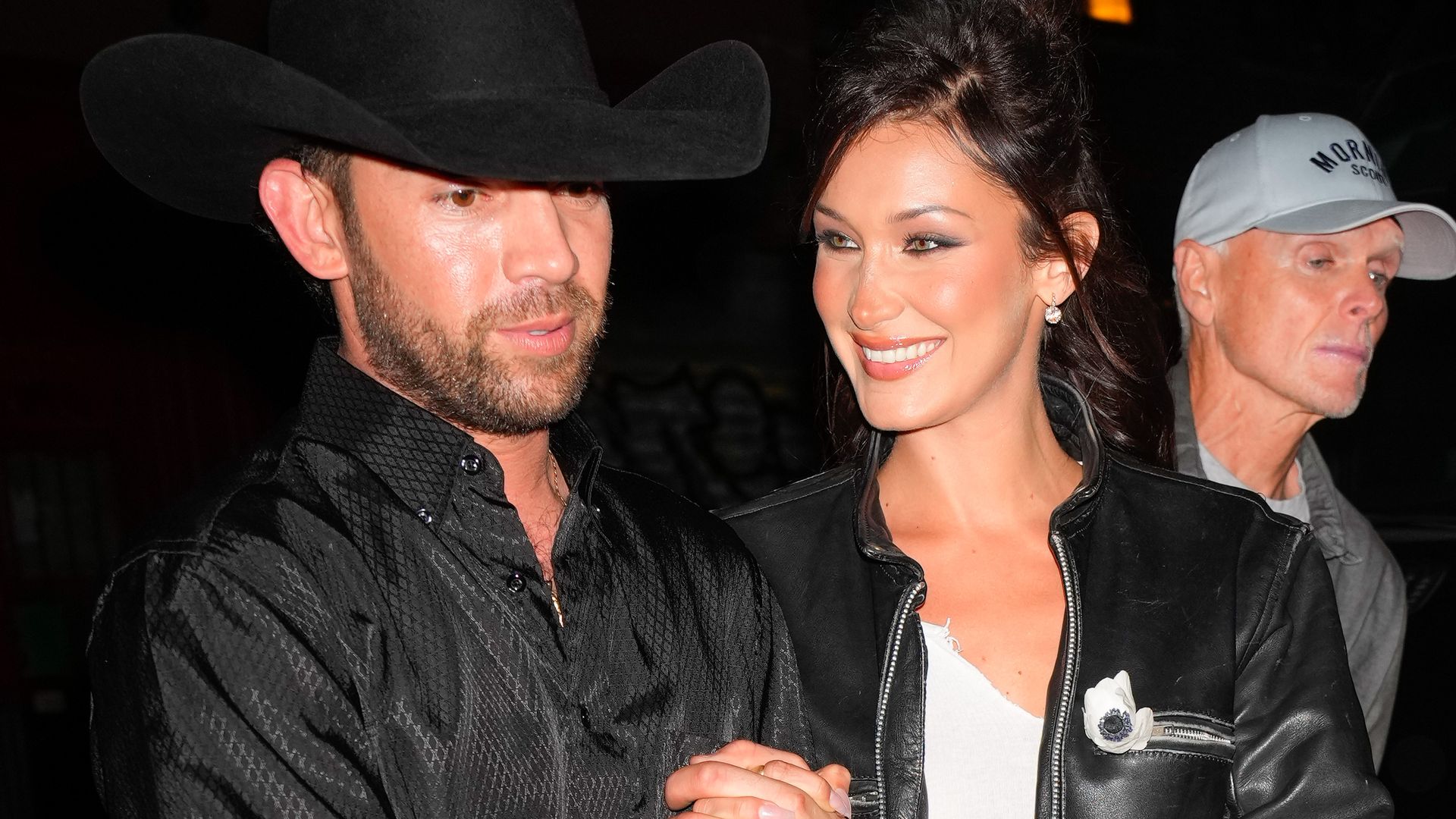 Bella Hadid ondea con orgullo la bandera de México mientras apoya a su pareja, Adán Bañuelos