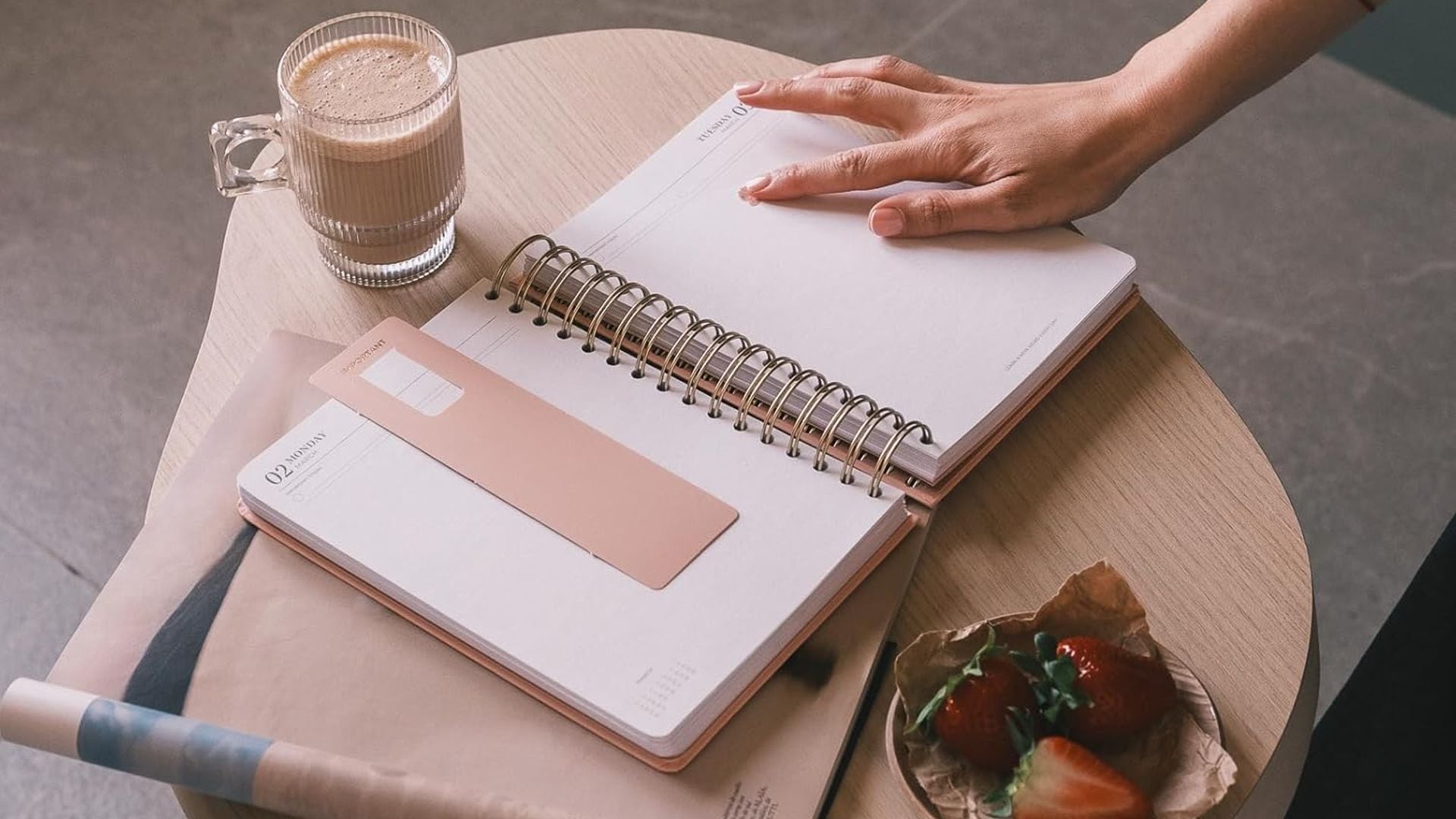 Agenda Escolar Kokonote encima de una mesa, con fresas y café.