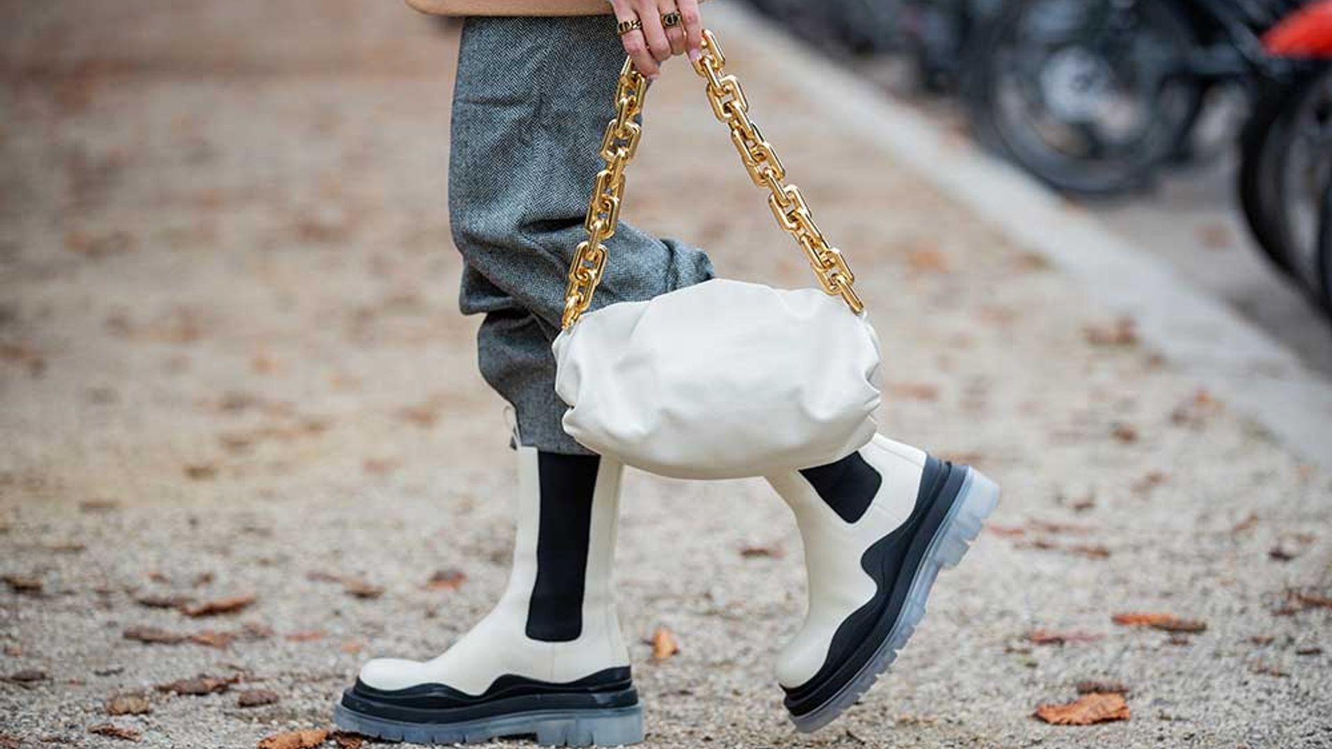 Las botas 'chunky' blancas son la razón por la que las expertas ya no llevan zapatillas