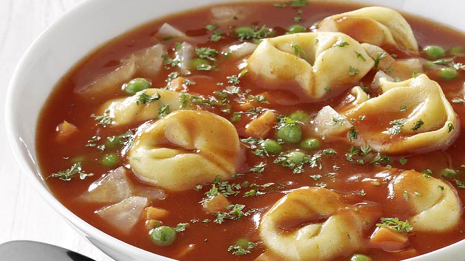 Sopa de tortellini, verdura y tomate