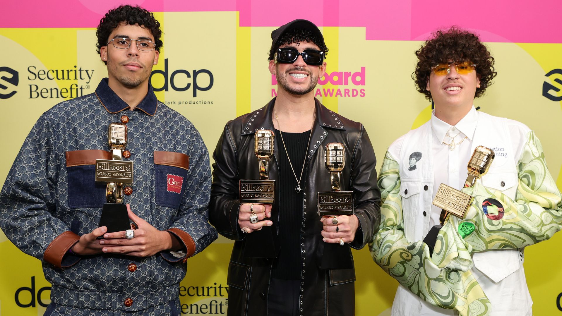 Bad Bunny junto a sus hermanos Bernie Martínez Ocasio y  Bysael Martínez Ocasio 