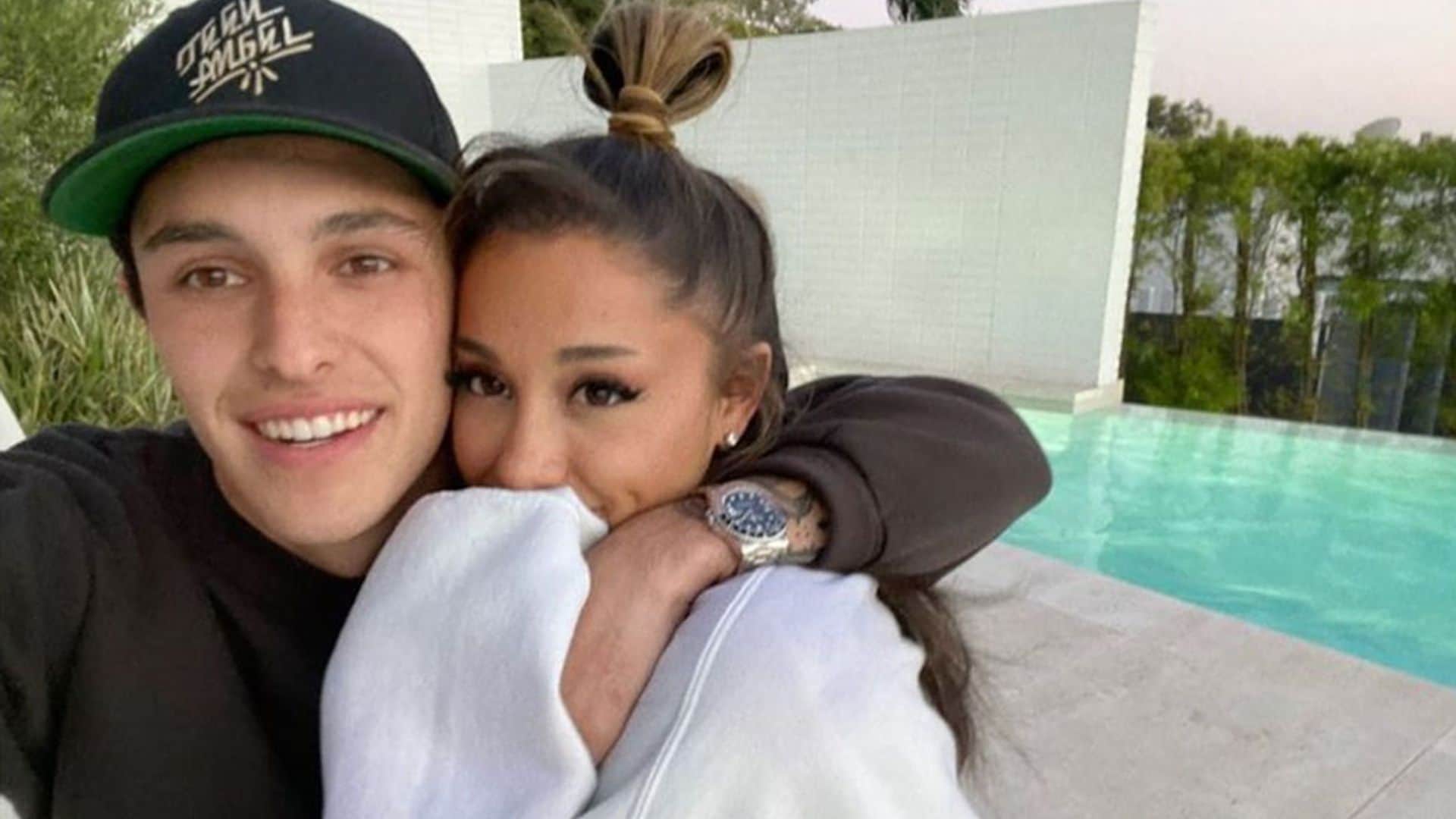 Ariana Grande no esconde estar enamorada y posa por primera vez con su novio