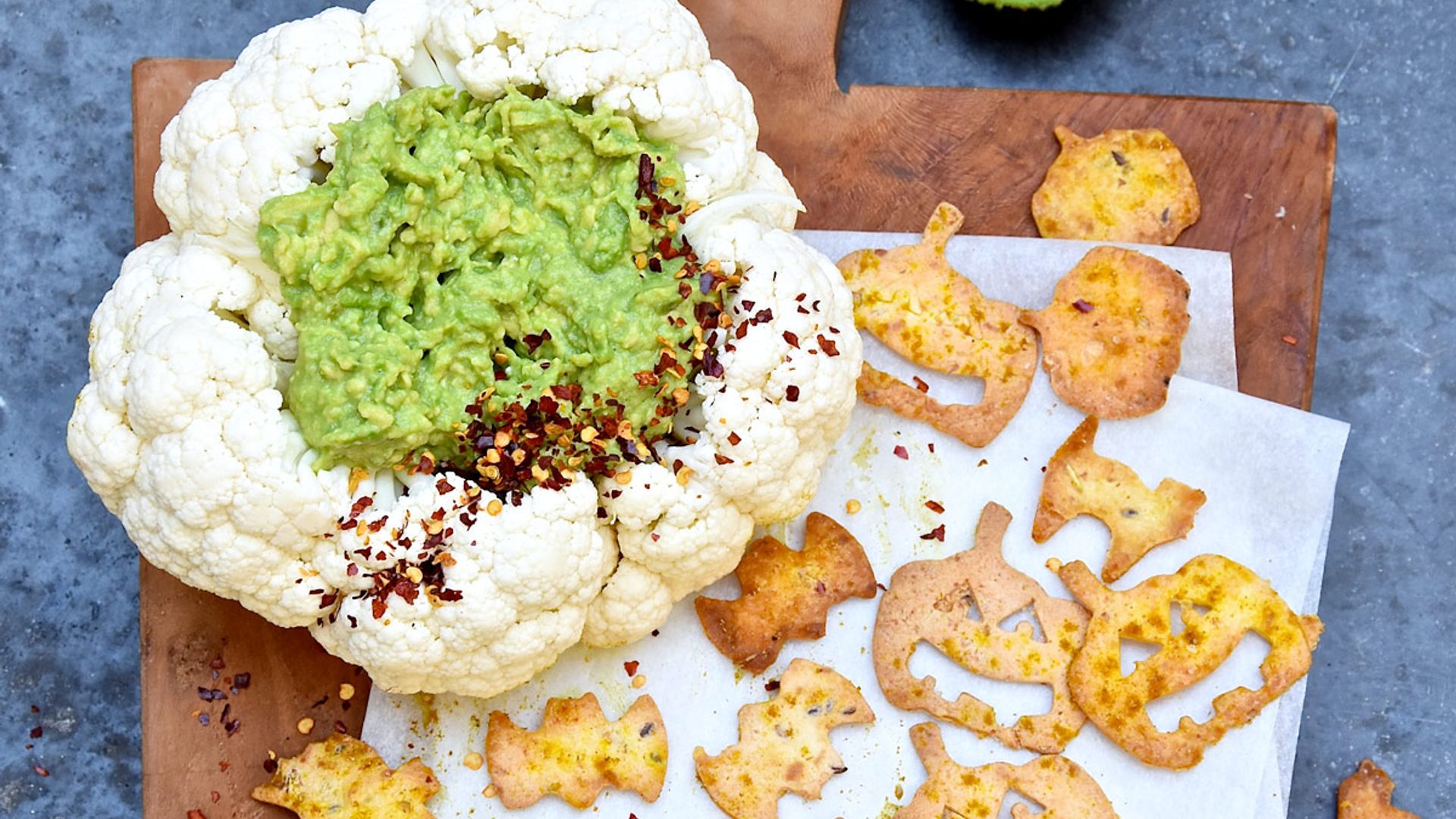 'Cerebro' de guacamole con 'crackers espeluznantes'