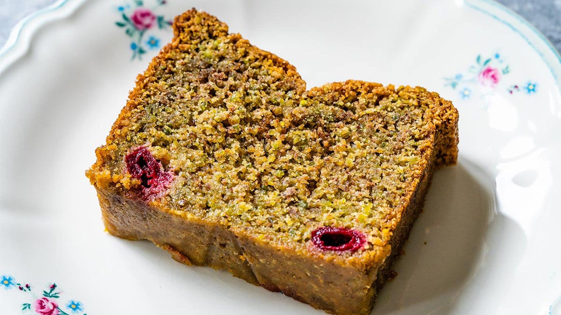 Bizcocho de pistachos y cerezas