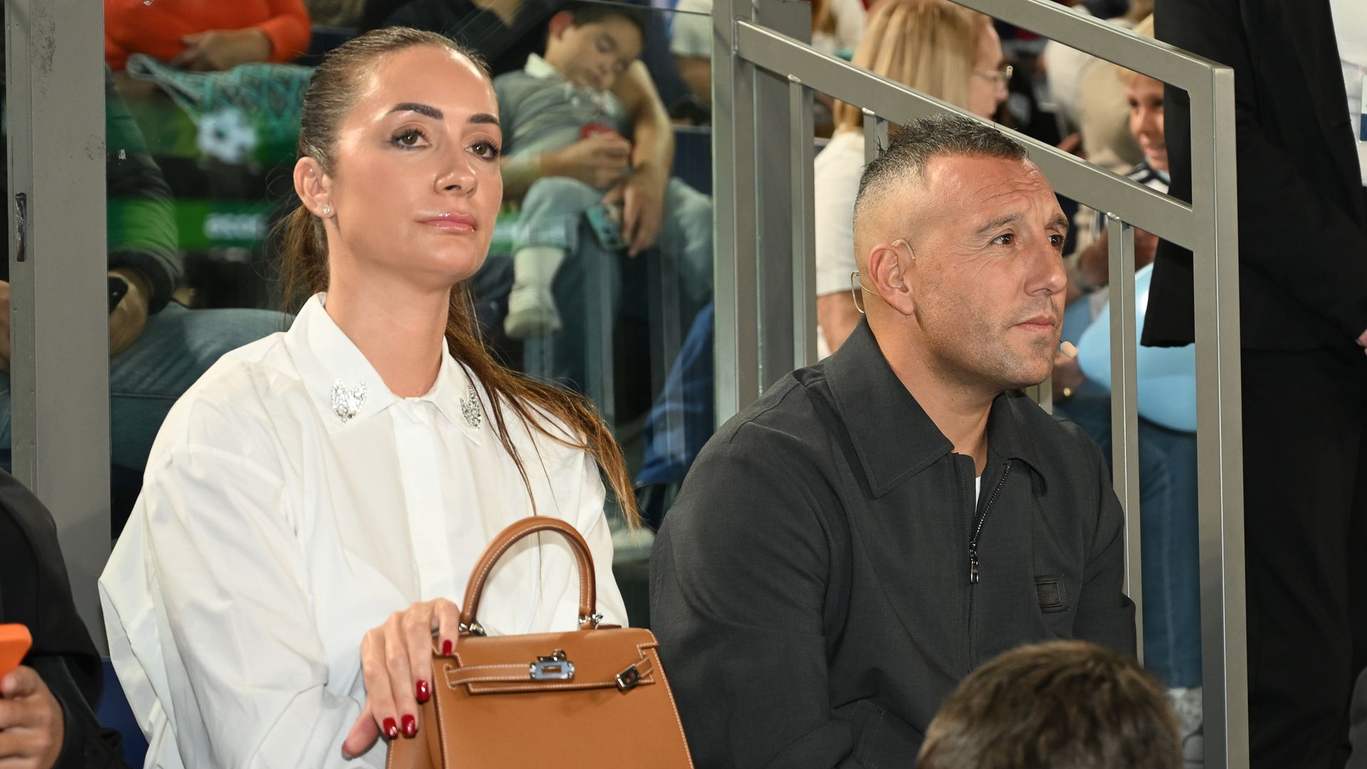 Santi Cazorla reaparece con su mujer tres meses después de retirarse para apoyar a Messi en Oviedo