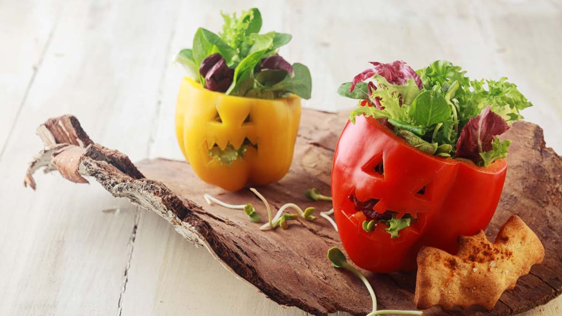 Pimientos rellenos de ensalada con galletas saladas de murciélago