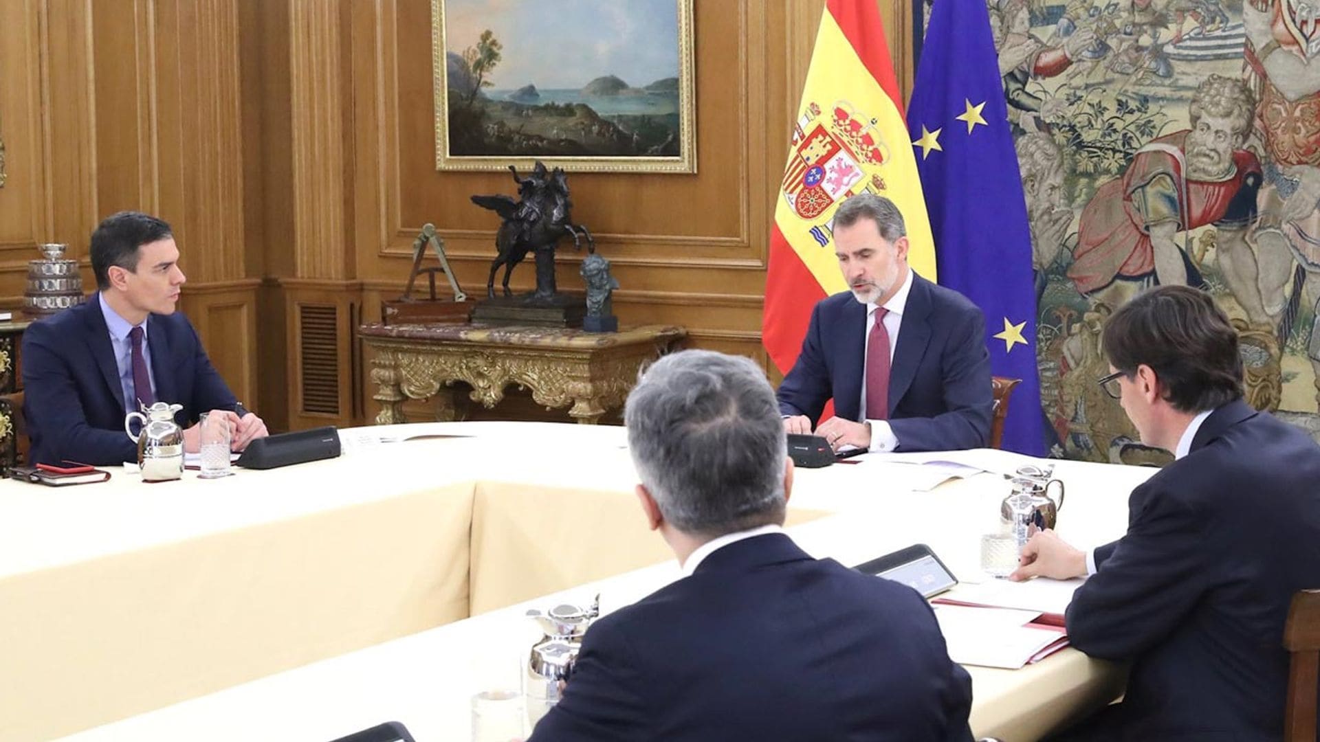 Así ha sido la reunión de don Felipe con Pedro Sánchez y el comité de gestión de la crisis