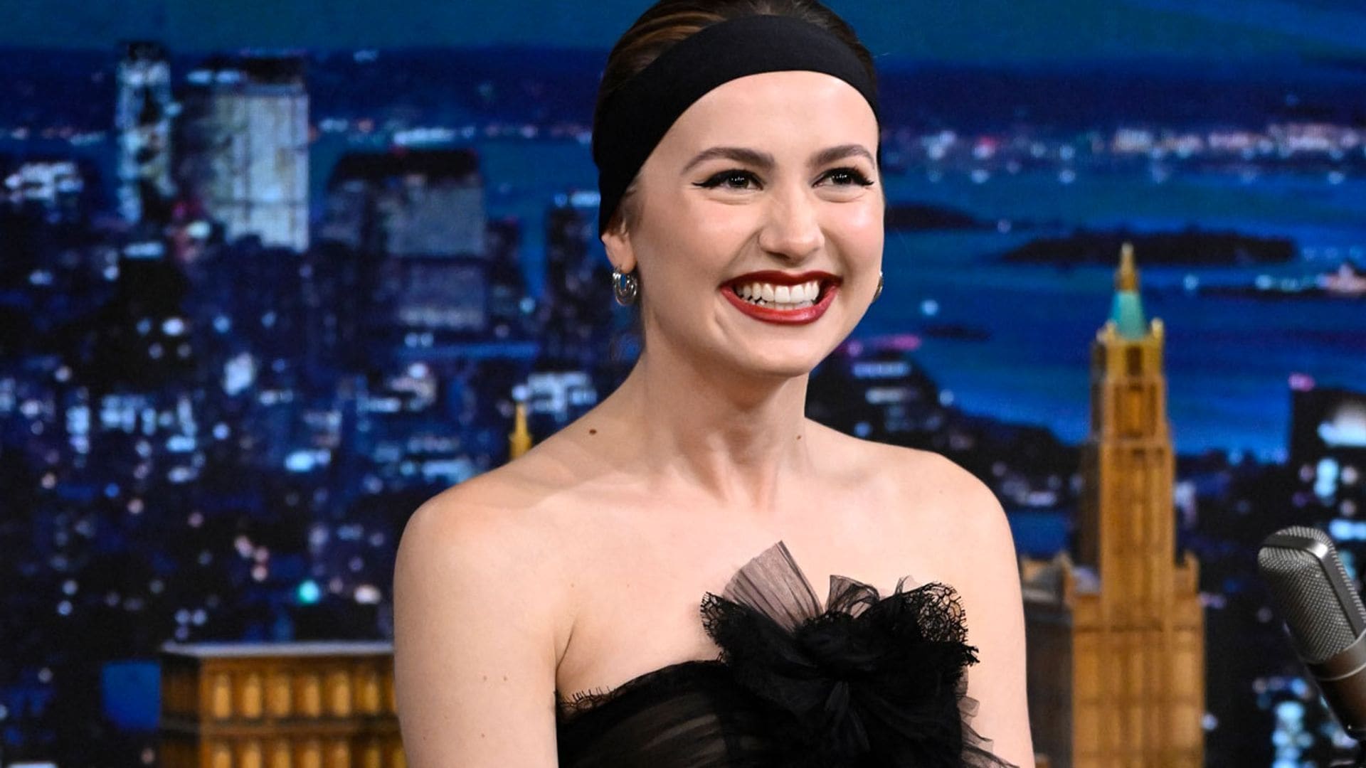 Maude Apatow ha rescatado el accesorio noventero que querrás llevar en tus próximos looks de noche